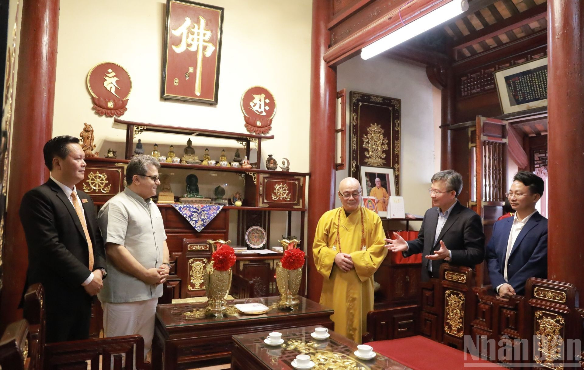Los visitantes se reúnen con el venerable Thich Minh Hien, abad de la pagoda Huong.