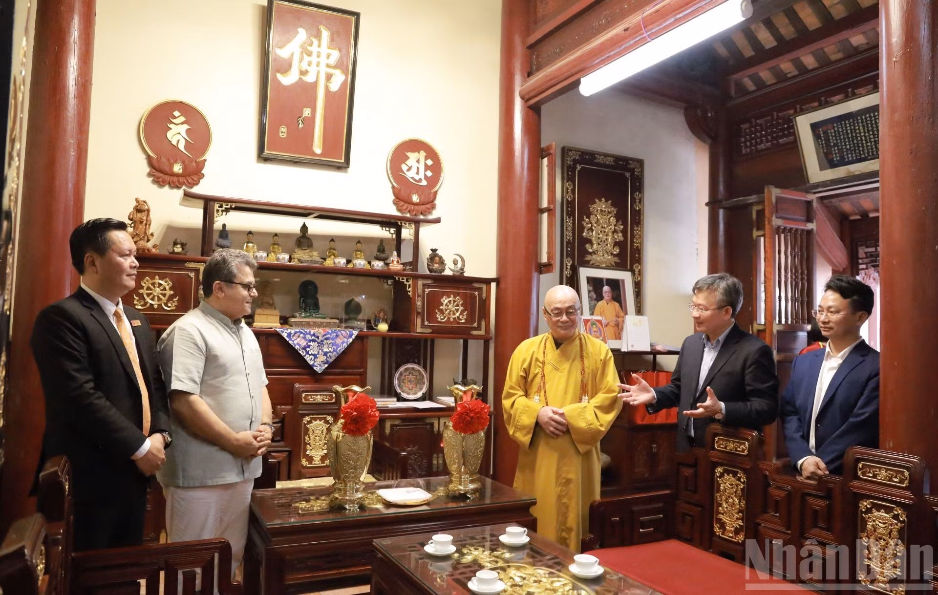 Los visitantes se reúnen con el venerable Thich Minh Hien, abad de la pagoda Huong.