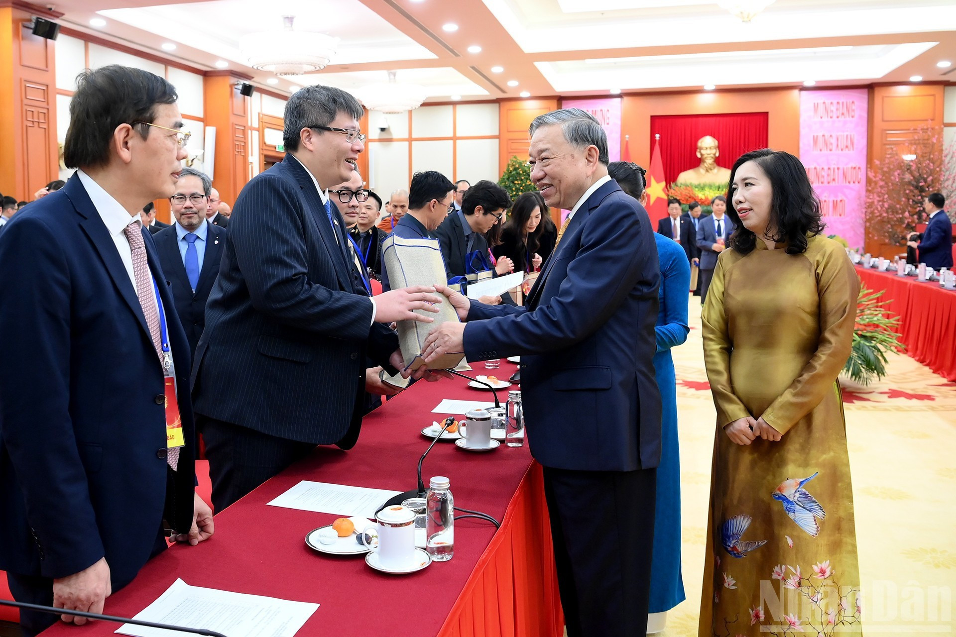 To Lam y los delegados.