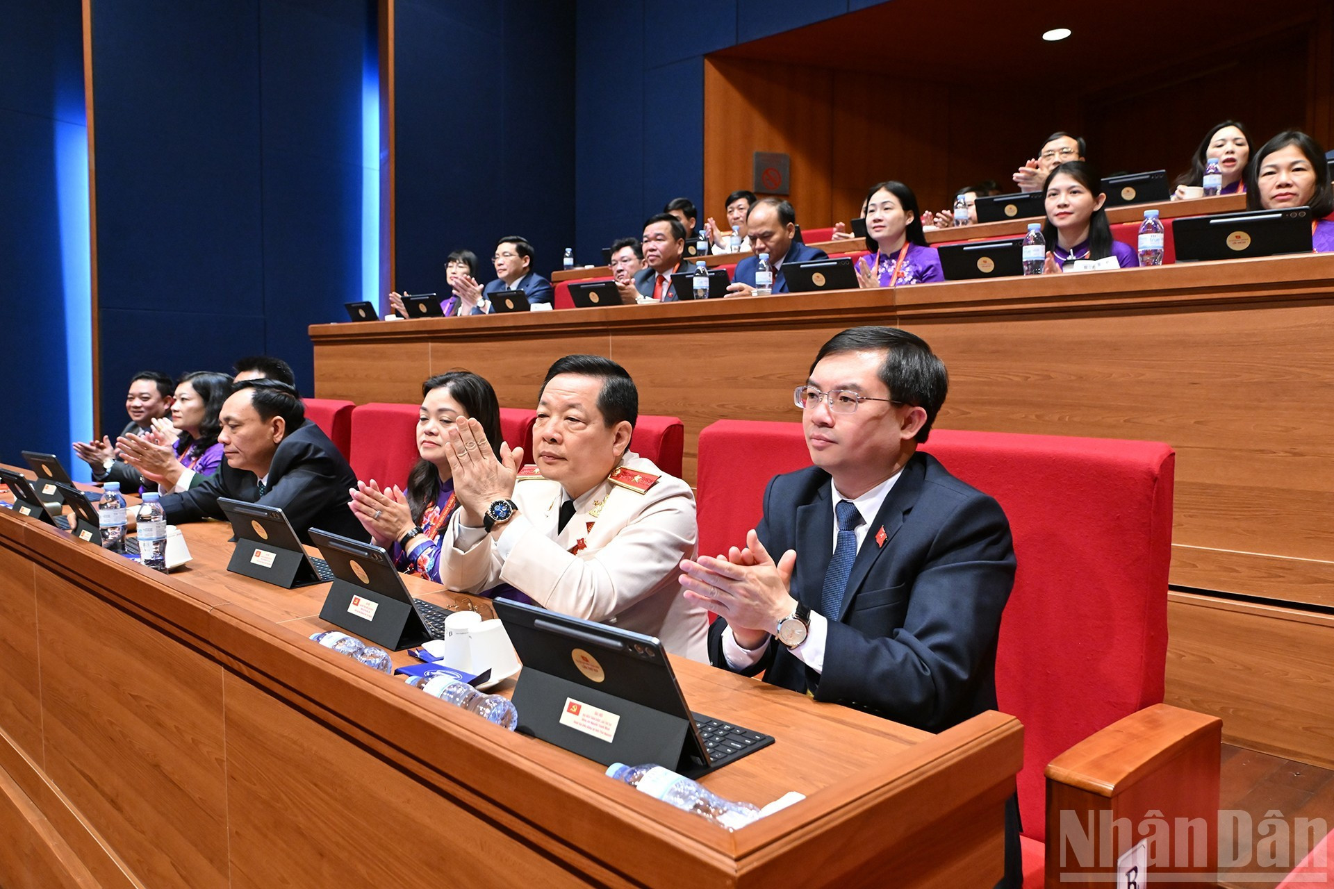 La delegación del Comité del Partido de la provincia de Thai Nguyen en la sesión de debate. (Foto: TRAN HAI)