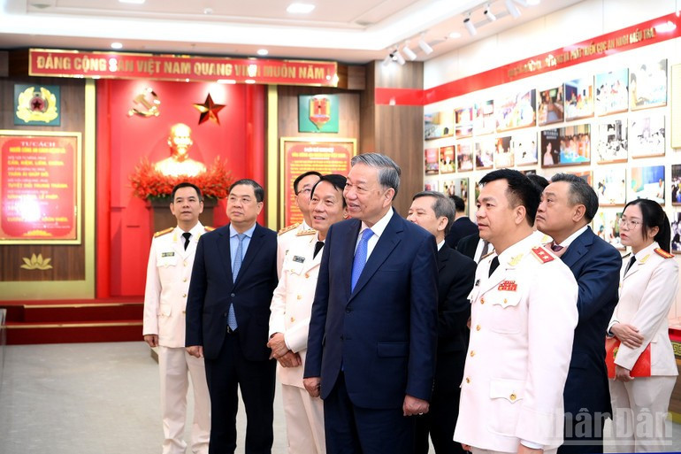 To Lam visita la Sala de Tradición de la Agencia de Seguridad e Investigación del Ministerio de Seguridad Pública.