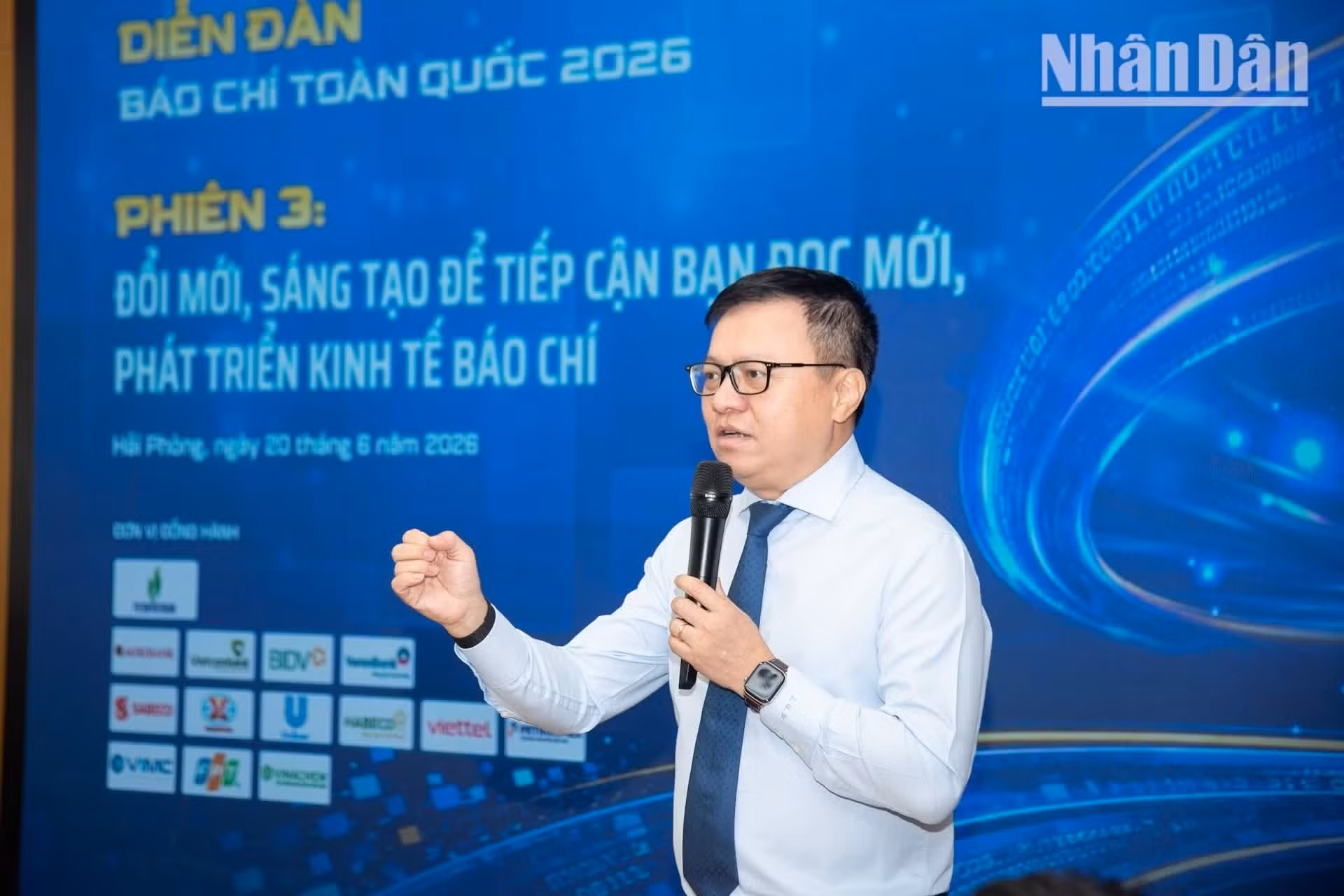 Le Quoc Minh, miembro del Comité Central del Partido, subjefe de su Comisión de Propaganda, Educación y Movilización de Masas, presidente-editor del periódico Nhan Dan y titular de la Asociación de Periodistas de Vietnam, habla en el evento.