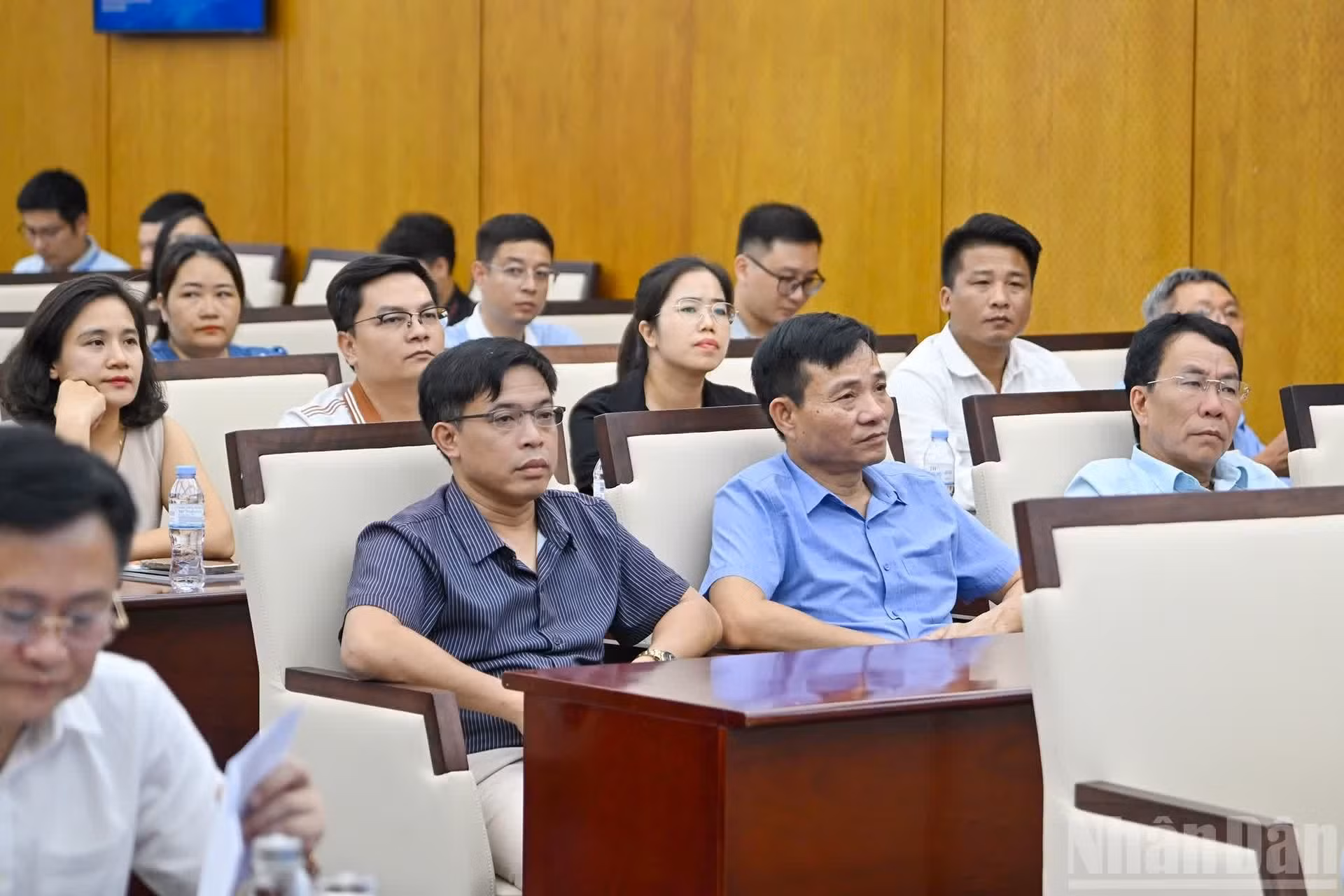 Delegados participan en el debate.