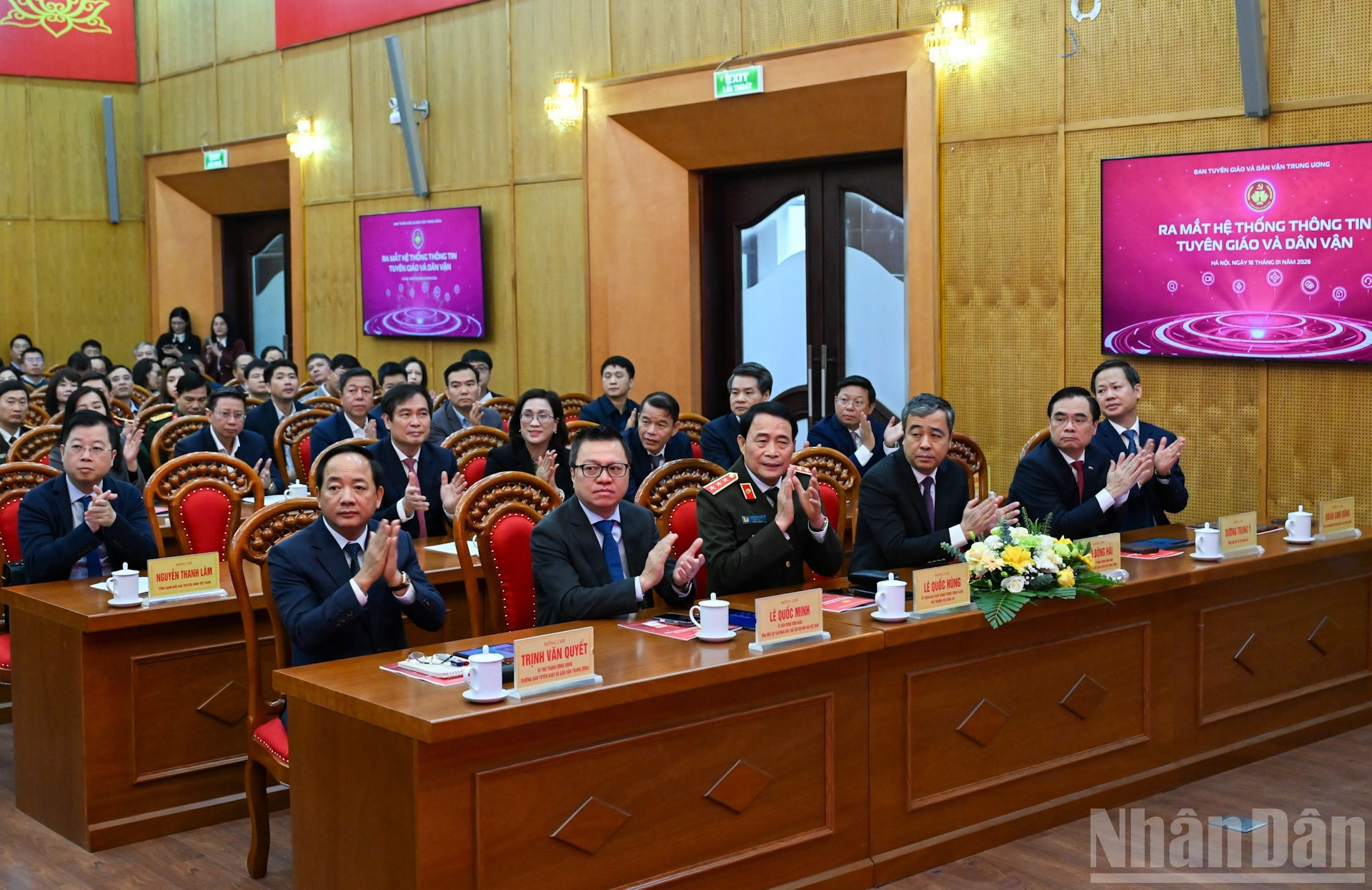 El jefe de la Comisión de Propaganda y Movilización de Masas del Comité Central del PCV, Trinh Van Quyet, y los delegados participan en el acto.