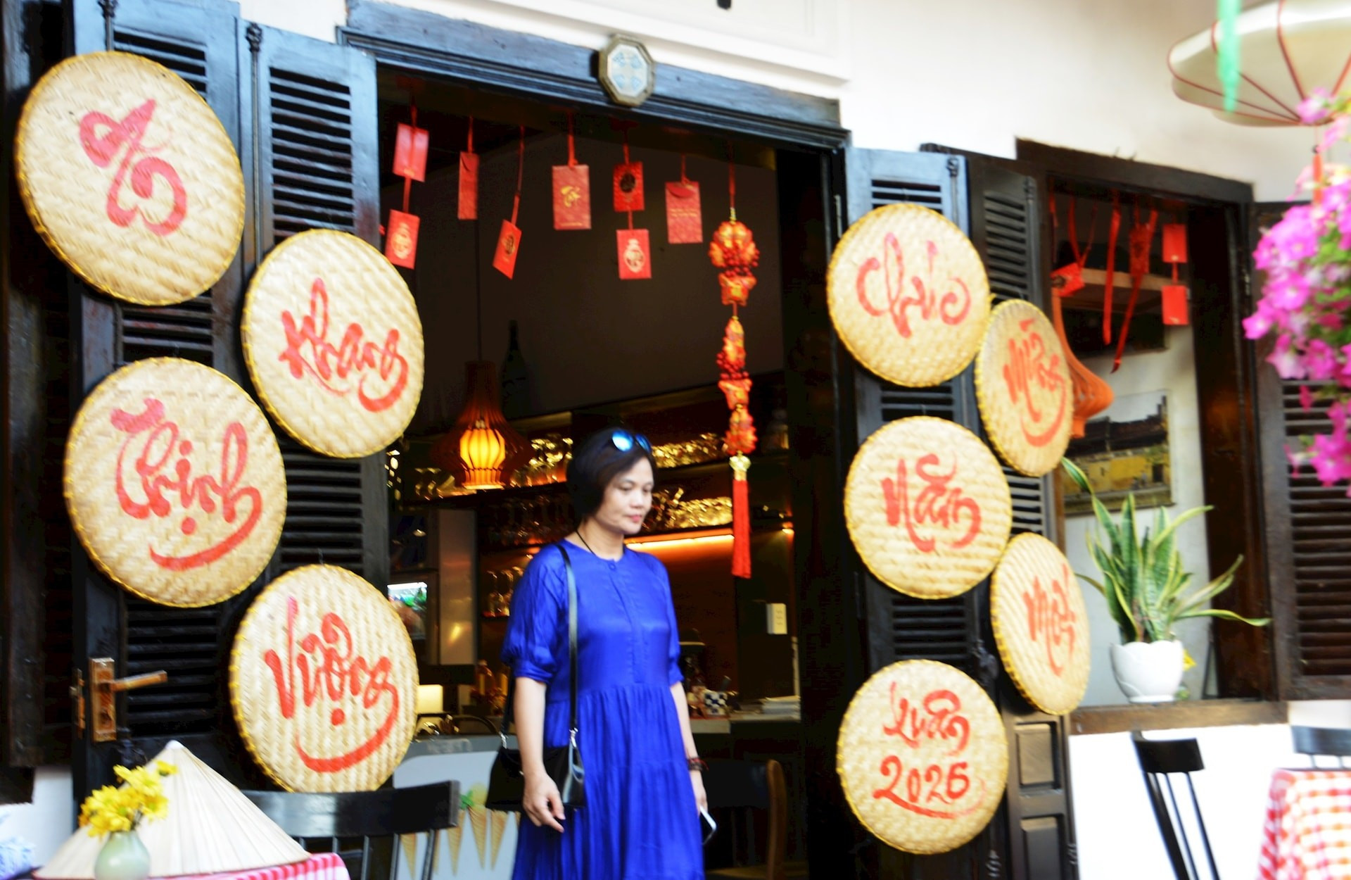 Mensajes de buenos deseos por el Año Nuevo decoran la entrada de un establecimiento en el barrio antiguo.