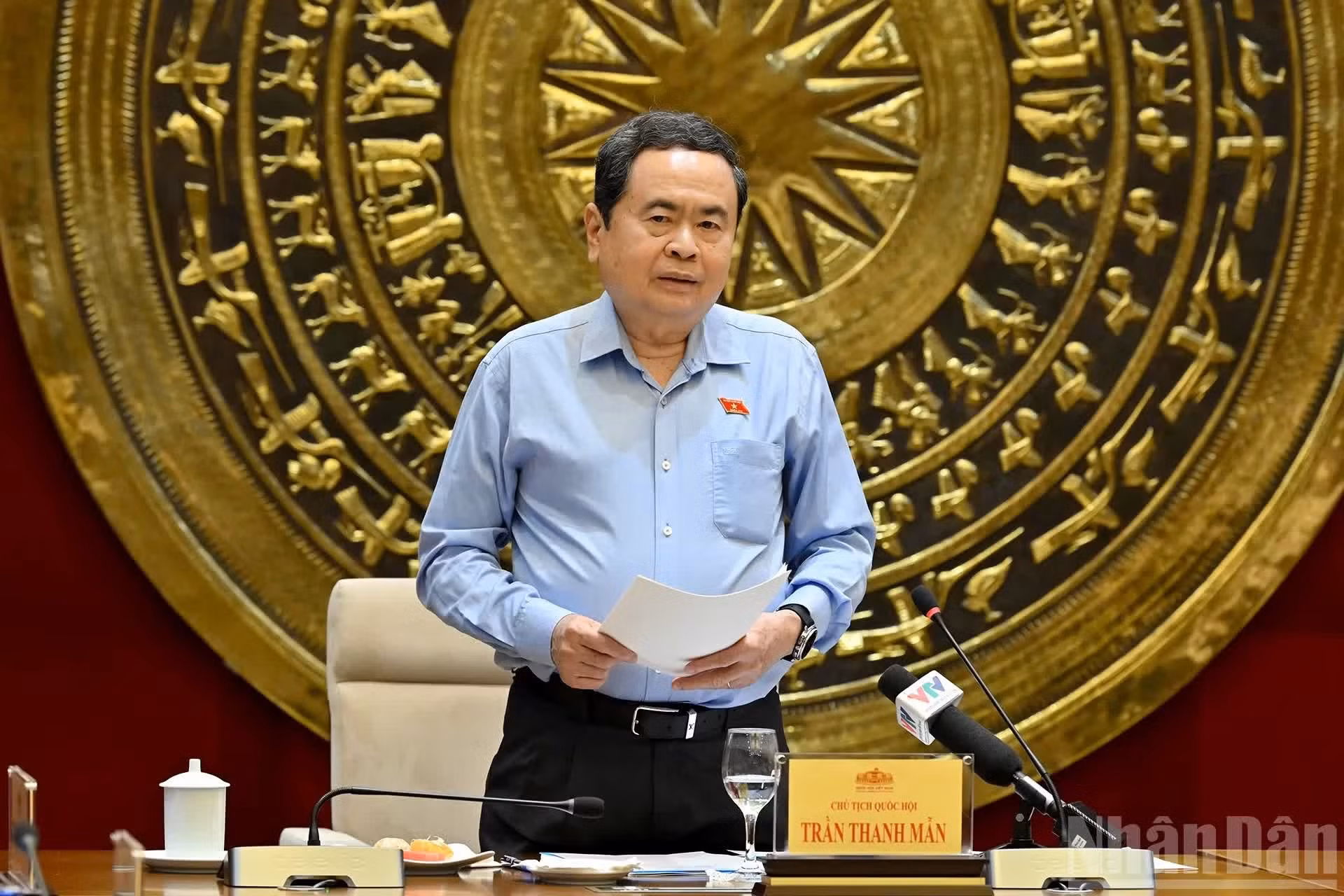 Tran Thanh Man pronuncia un discurso en la reunión.