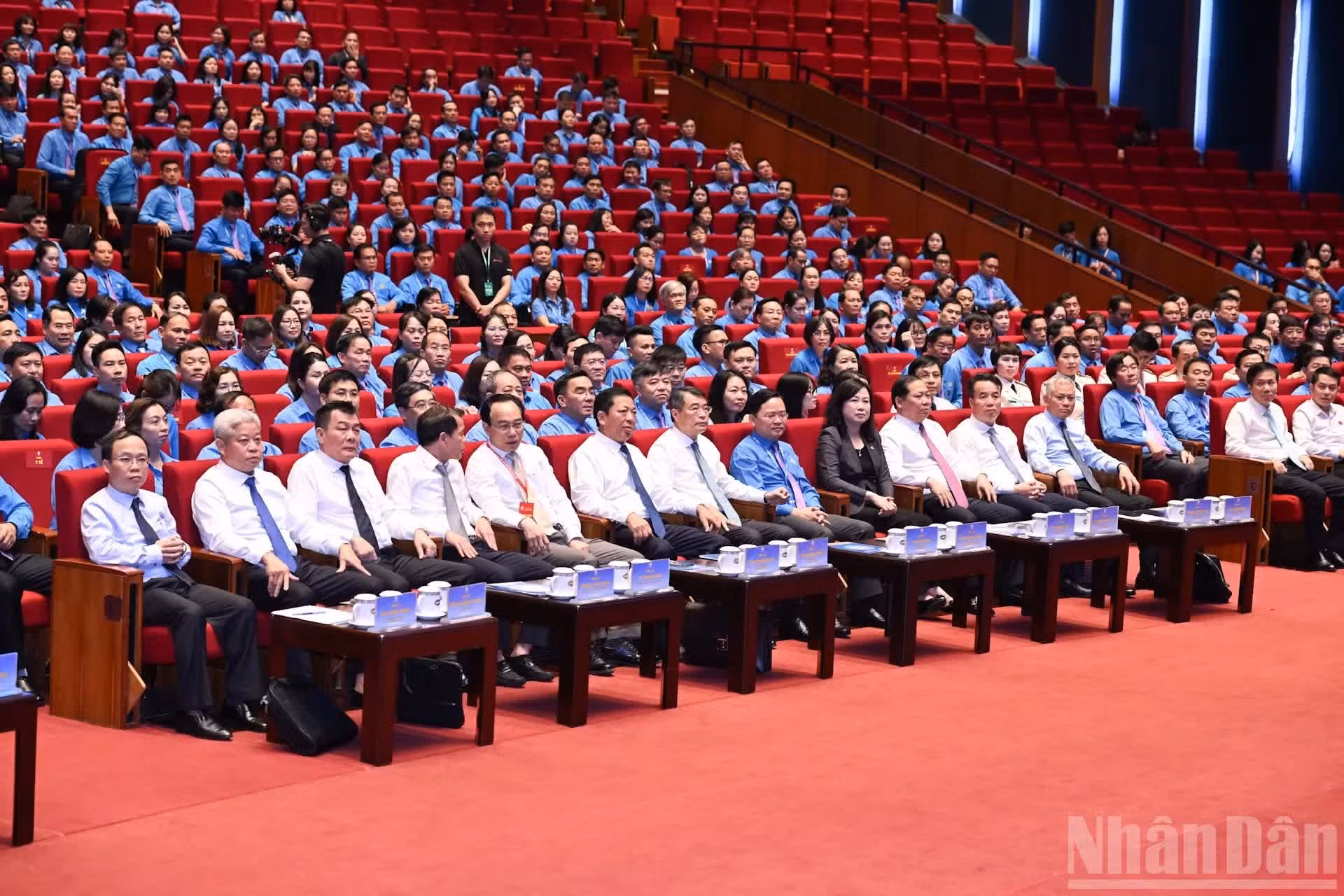 El primer ministro de Vietnam, Le Minh Hung, y los delegados participan en el evento.