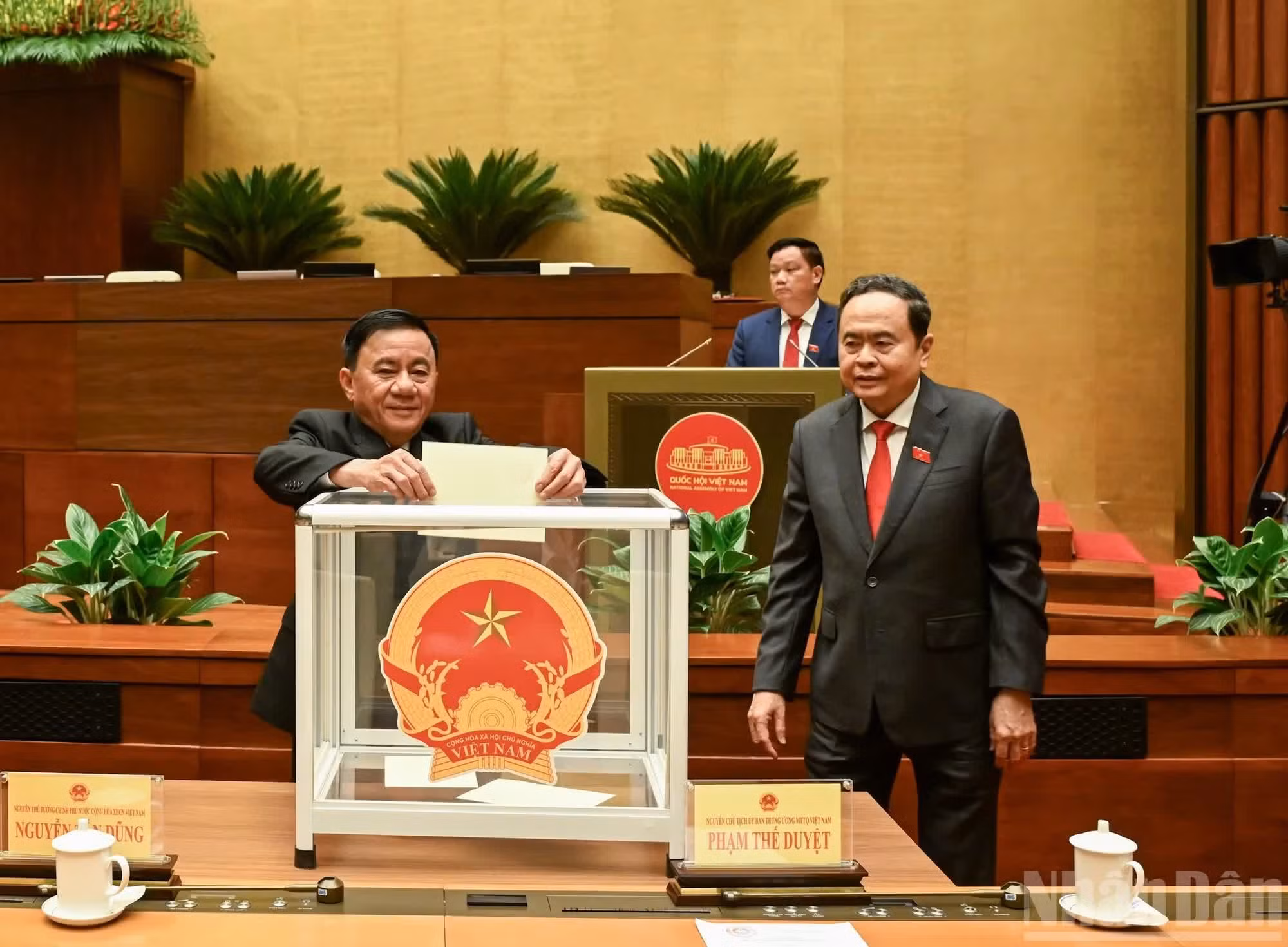 El miembro permanente del Secretariado del Comité Central, Tran Cam Tu, emite su voto.