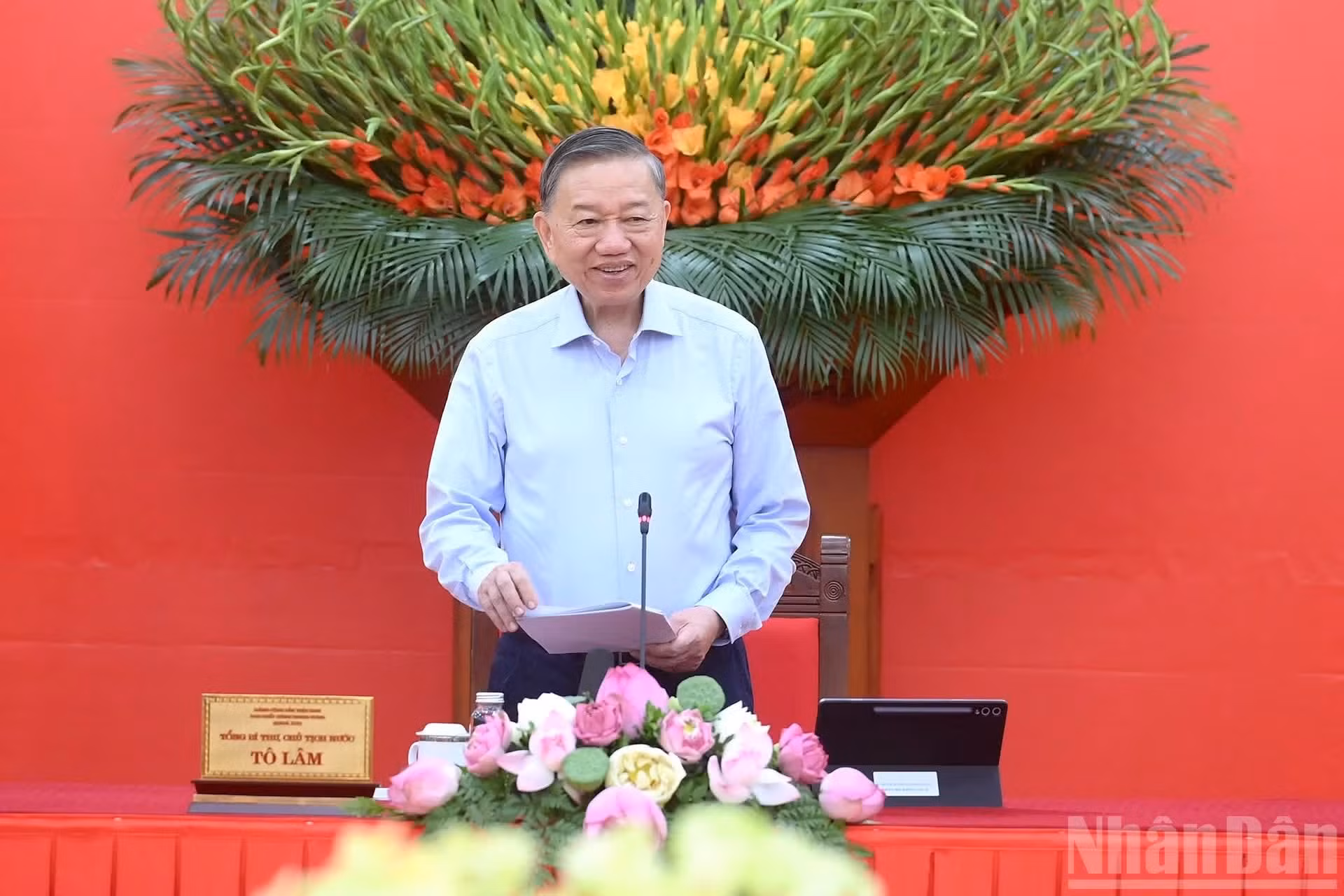 To Lam pronuncia el discurso de orientación en la reunión.