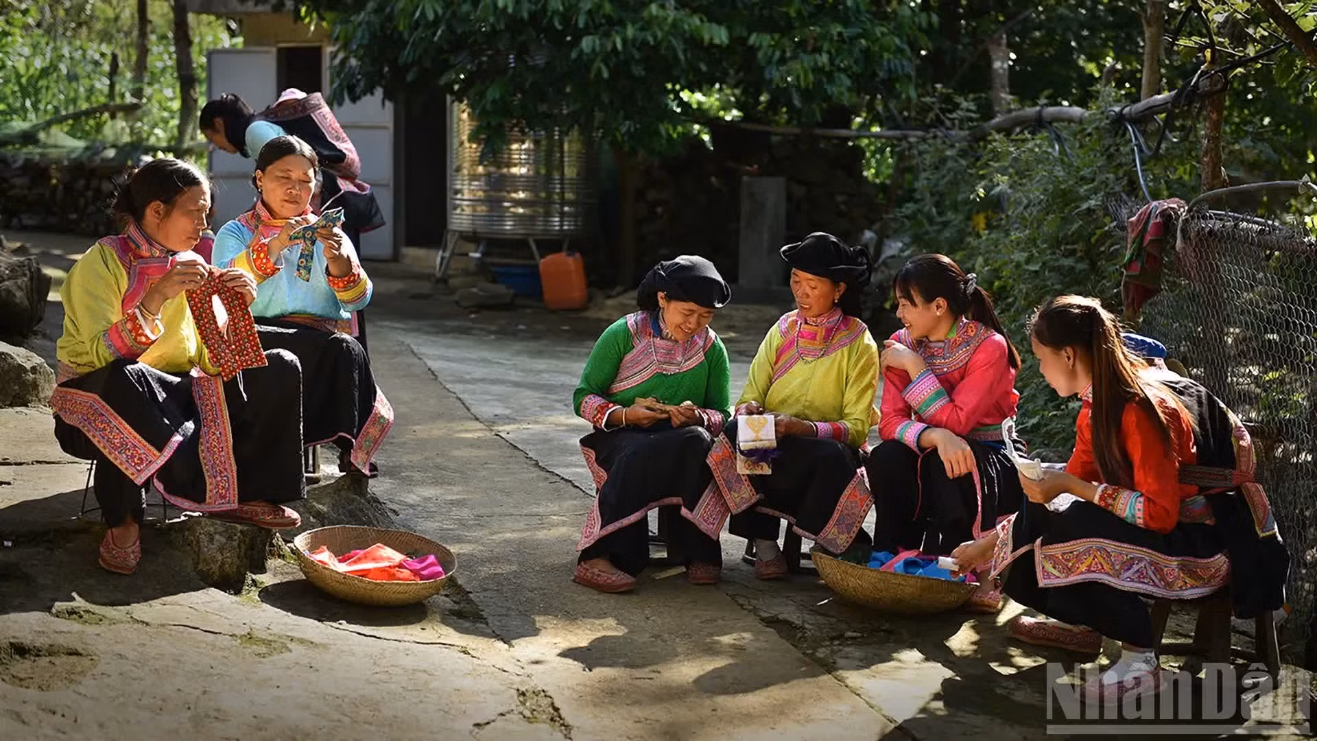 Las mujeres Xa Phang preservan con dedicación el oficio tradicional de bordado de zapatos. (Foto: VU LINH)