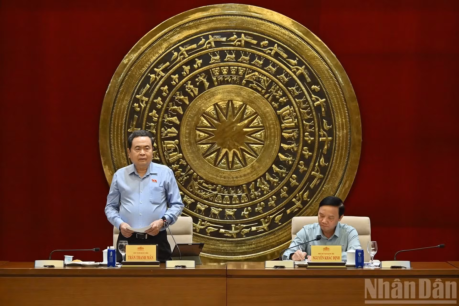 El presidente de la ANV, Tran Thanh Man, y el vicepresidente de la ANV, Nguyen Khac Dinh, presiden y dirigen la reunión.