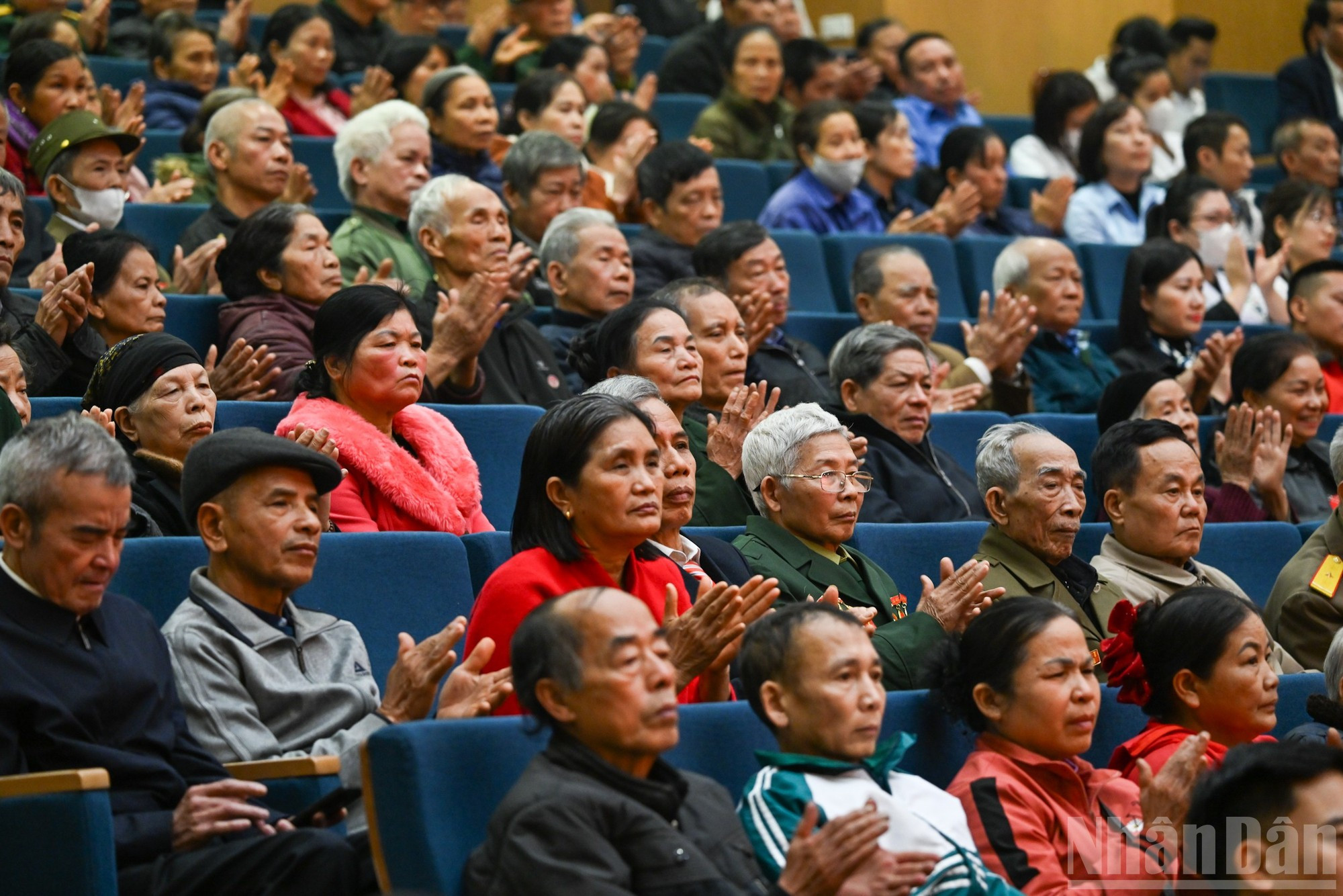 Representantes de las familias beneficiarias de políticas sociales, hogares pobres, trabajadores en situación difícil y efectivos de las fuerzas armadas asisten al encuentro.