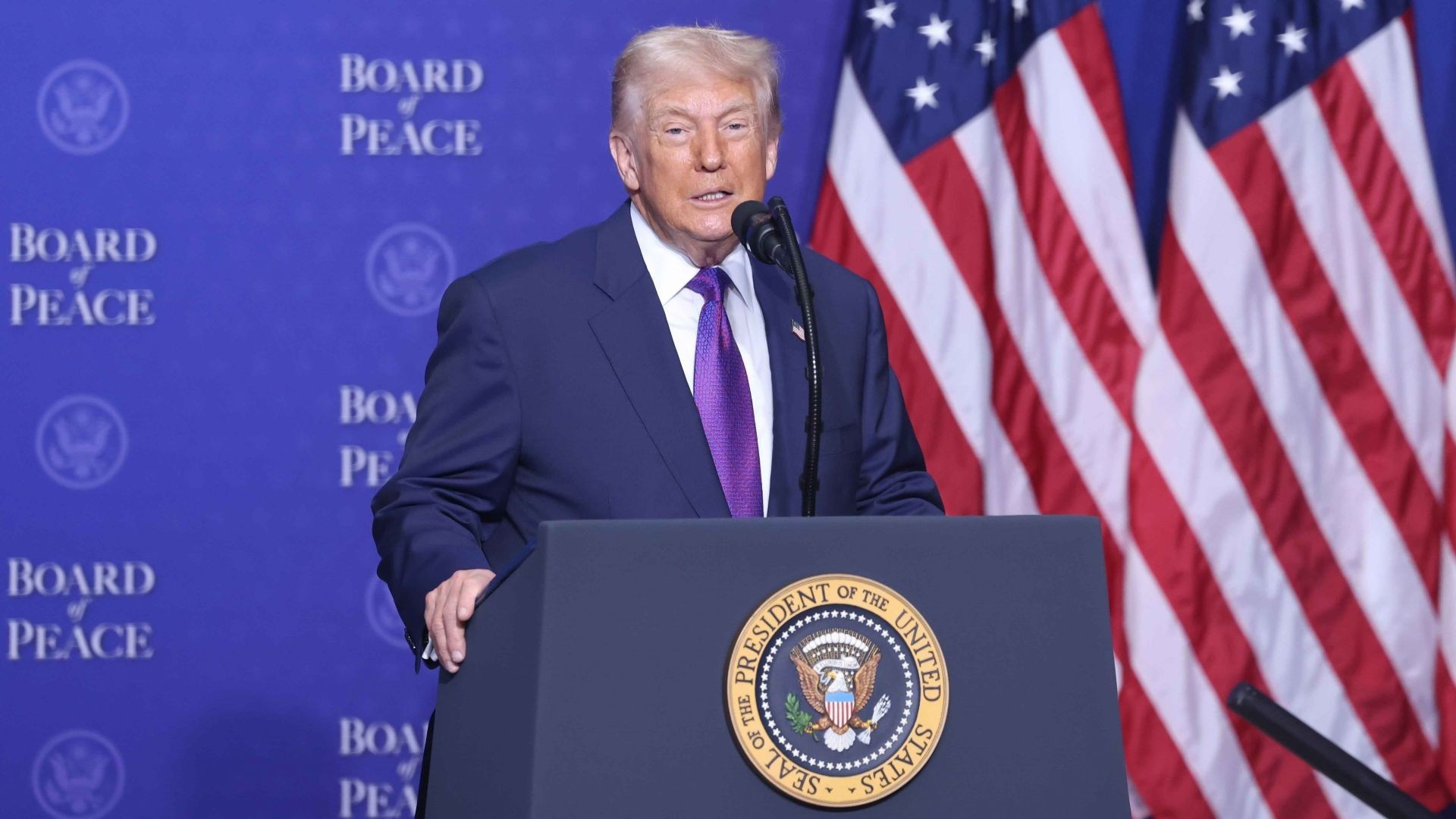 El presidente Donald Trump, presidente fundador de la Junta de Paz para Gaza, pronuncia el discurso de apertura. (Foto: Thong Nhat/VNA)