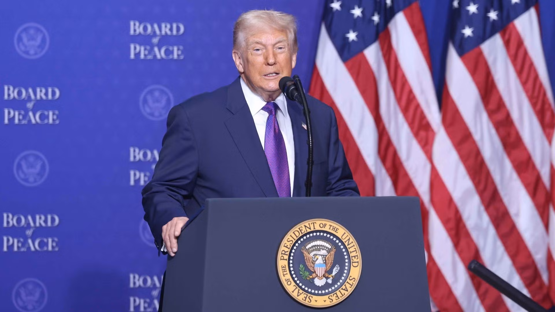 El presidente Donald Trump, presidente fundador de la Junta de Paz para Gaza, pronuncia el discurso de apertura. (Foto: Thong Nhat/VNA)