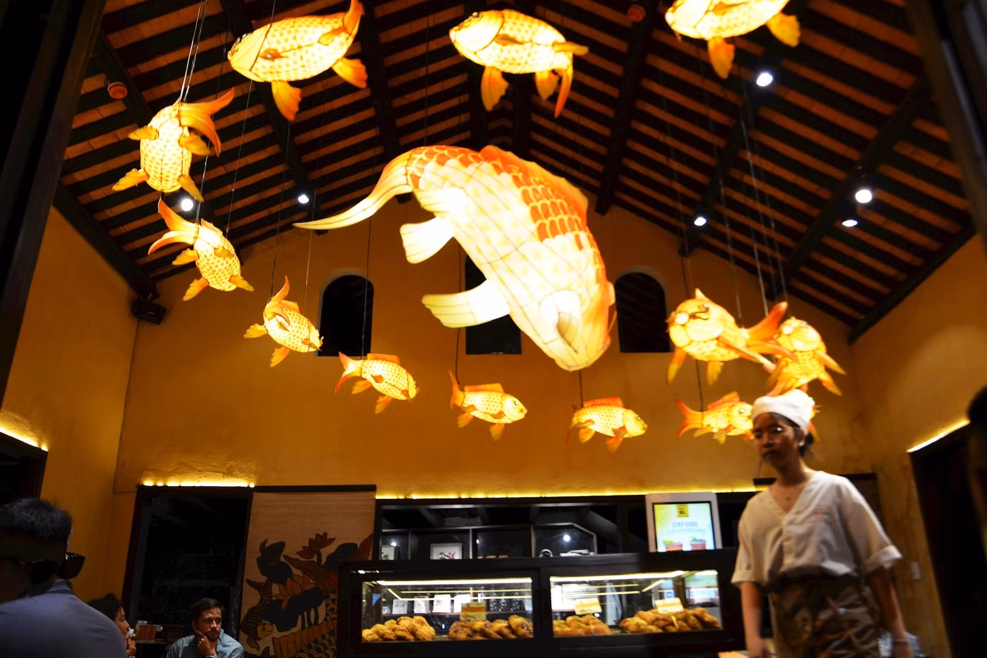 Una pastelería japonesa adorna su fachada con faroles al estilo tradicional de Hoi An.