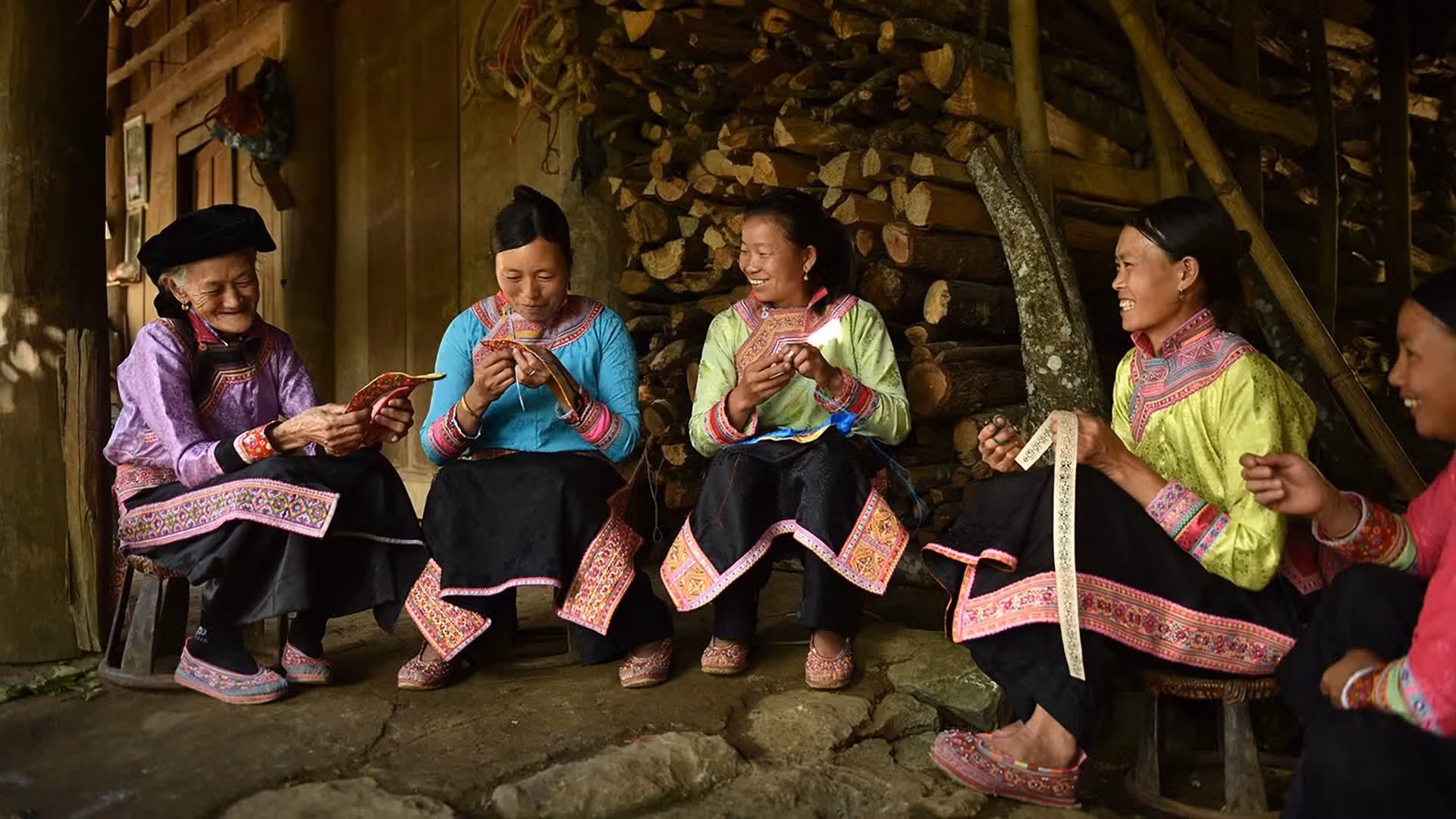 Las mujeres Xa Phang practican la técnica tradicional de elaboración de zapatos. (Foto: VU LINH)