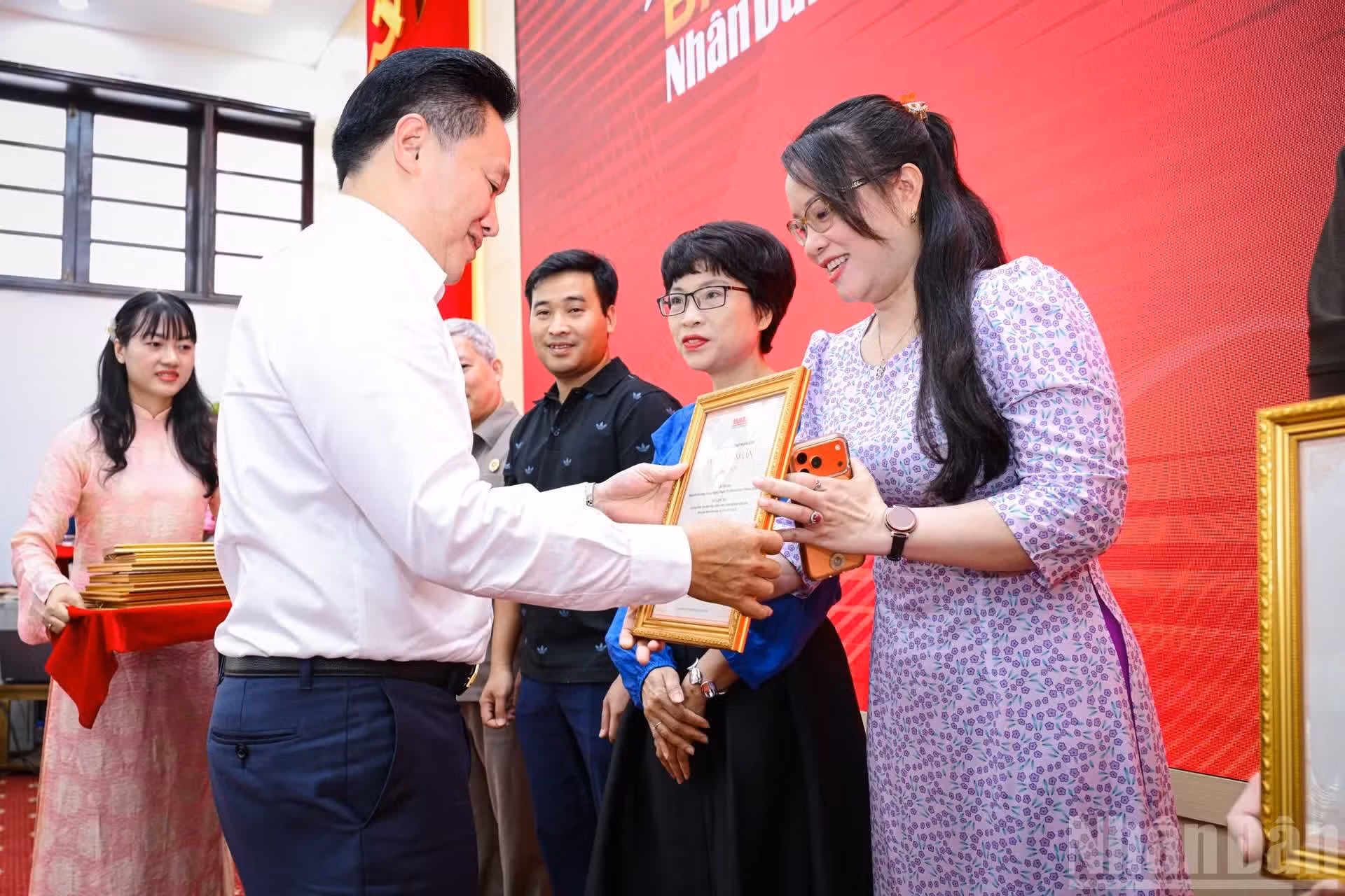 El vicepresidente-editor del periódico Nhan Dan, Phan Van Hung, entrega los premios C a los autores y grupos de autores.