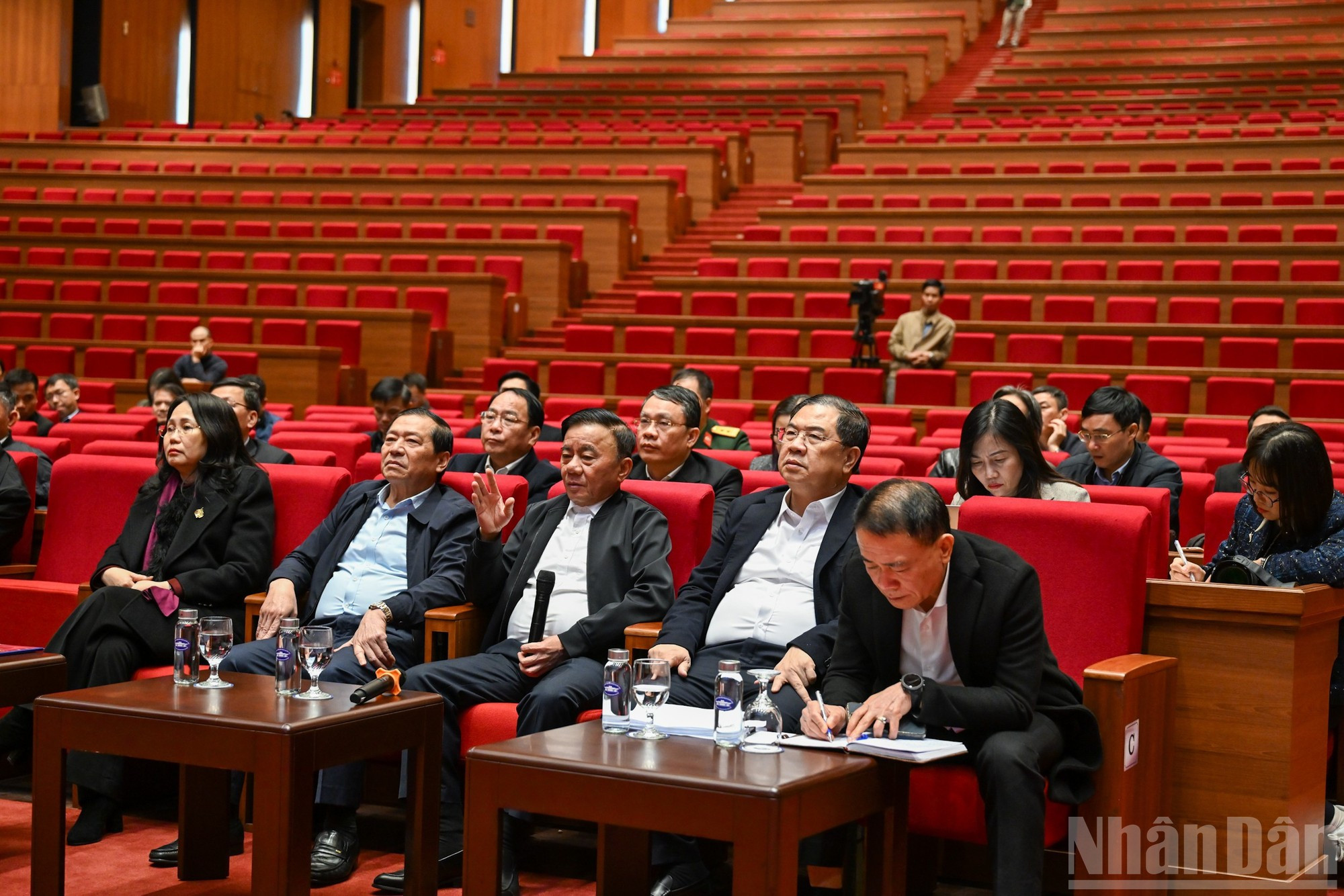 Tran Cam Tu pronuncia las palabras de clausura de la inspección.