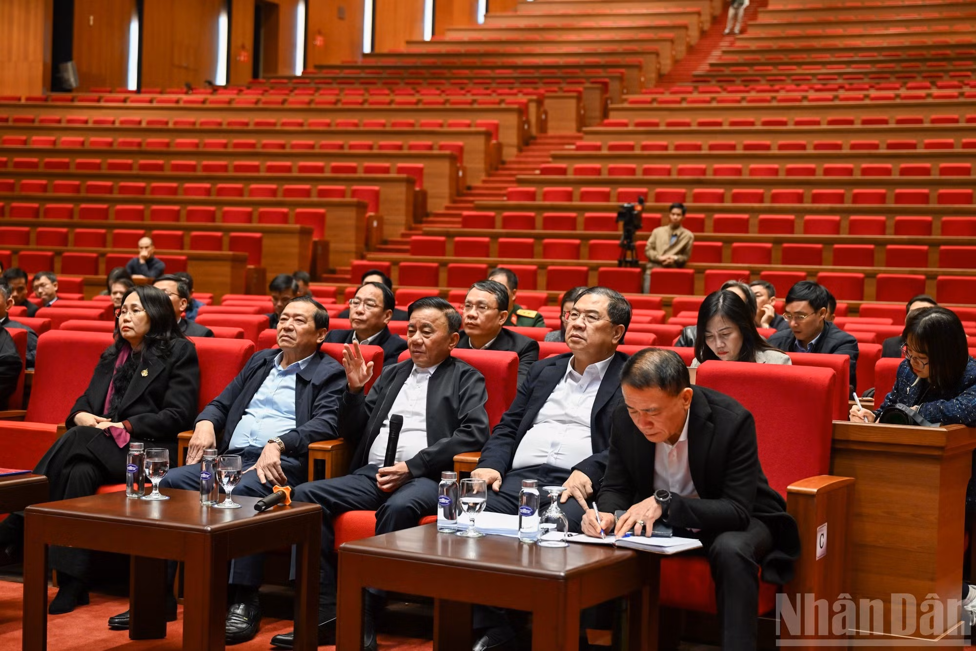 Tran Cam Tu pronuncia las palabras de clausura de la inspección.
