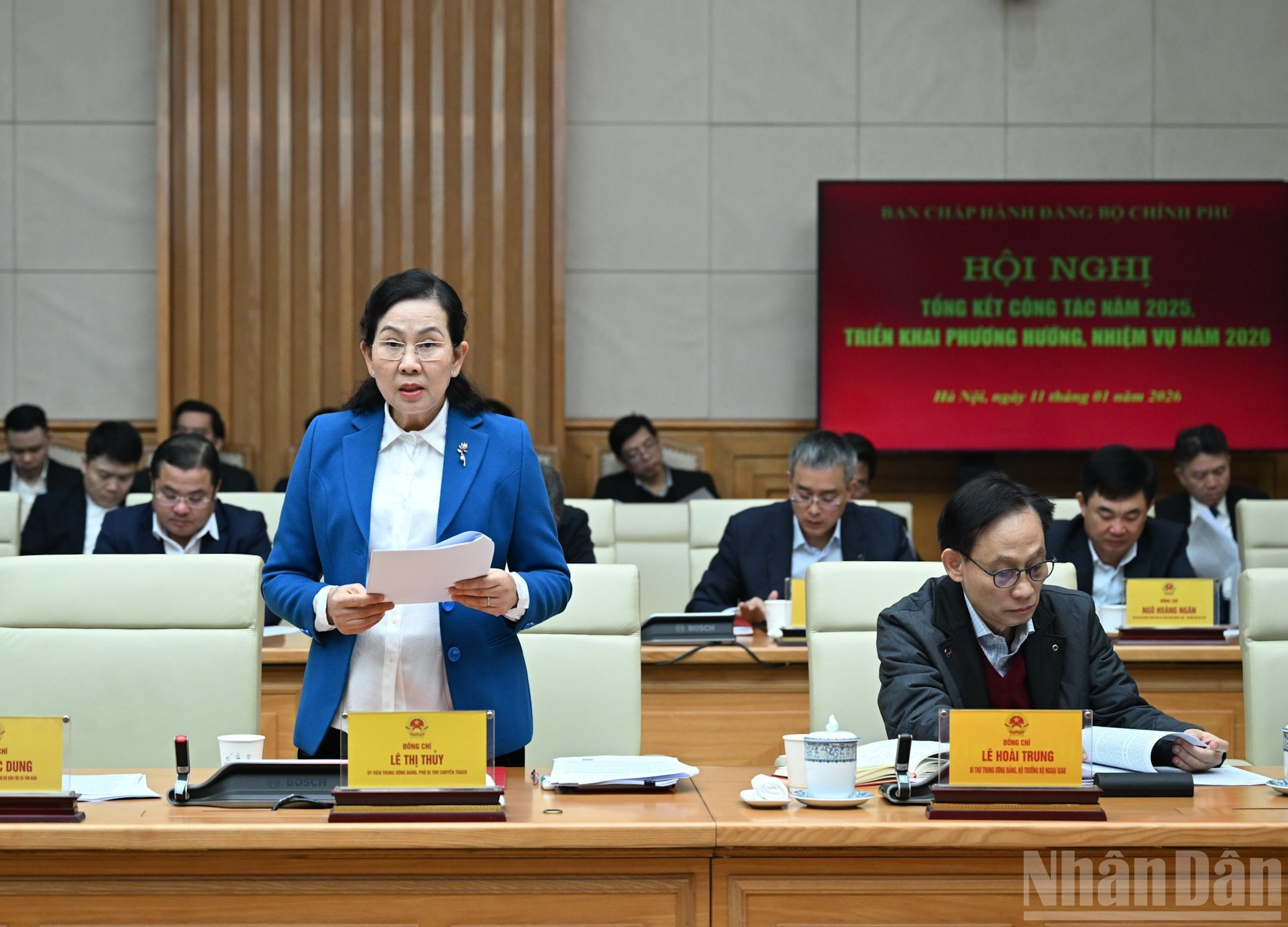 La vicesecretaria permanente del Comité del Partido del Gobierno, Le Thi Thuy, presenta el informe de balance del trabajo de 2025 y las orientaciones y tareas para 2026 del Comité Ejecutivo del Comité del Partido del Gobierno.