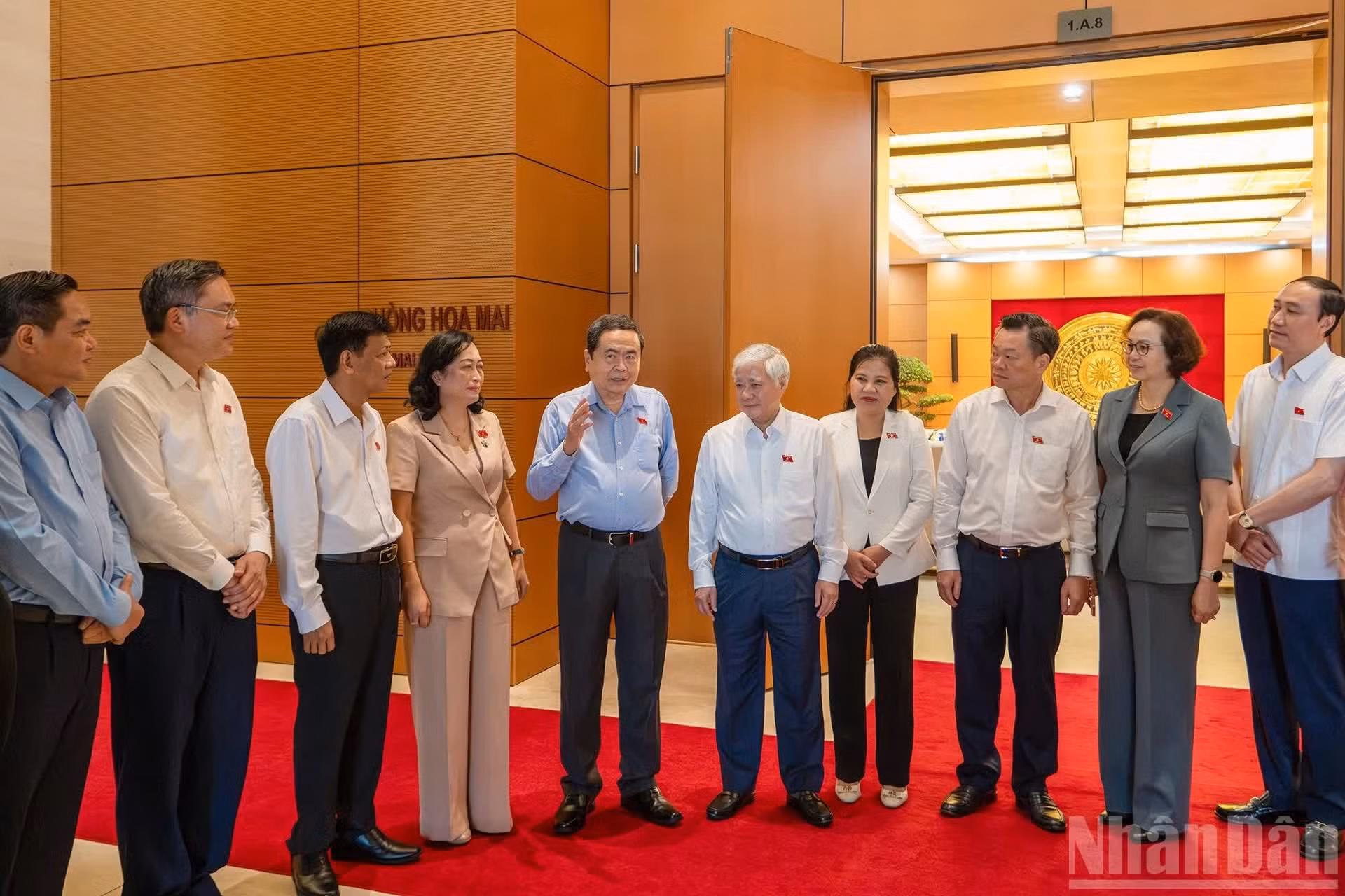 Tran Thanh Man intercambia opiniones con los delegados.