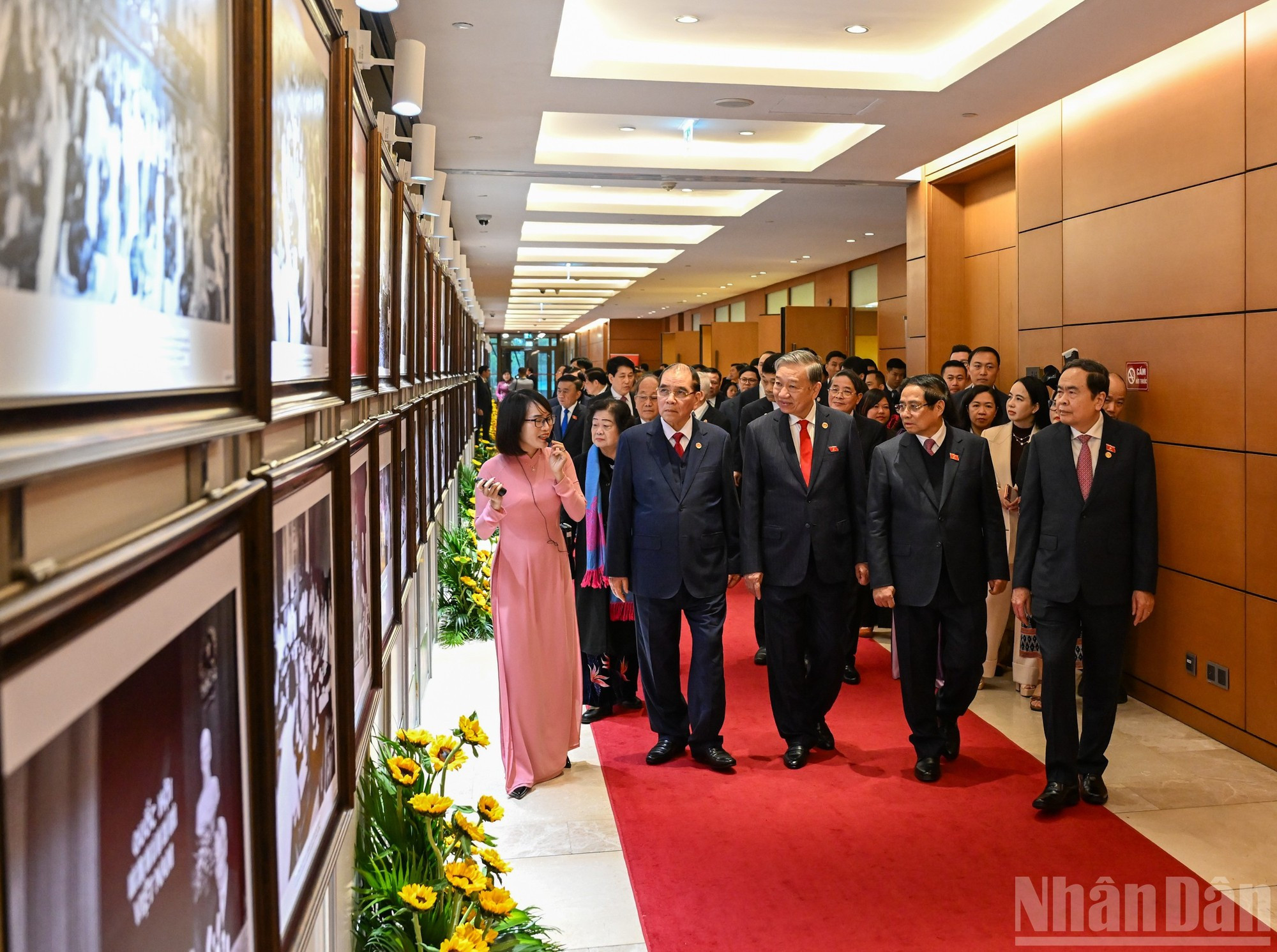 El secretario general del PCV, To Lam, junto con dirigentes y exdirigentes del Partido y del Estado, visita la exposición titulada “80 años de la Asamblea Nacional de Vietnam”.