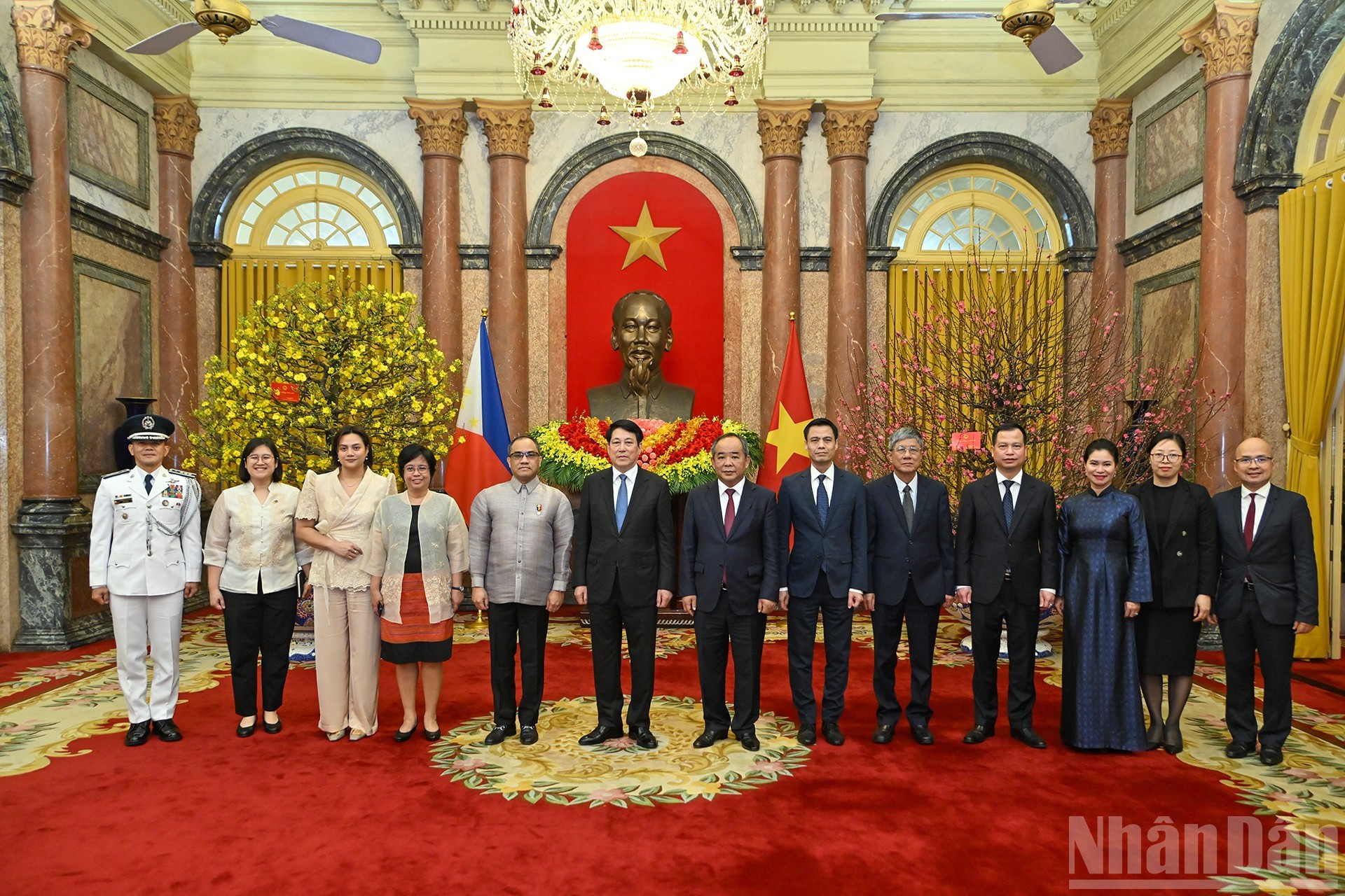 El embajador de Filipinas en Vietnam, Francisco Noel R. Fernandez III, junto a los delegados durante la ceremonia.