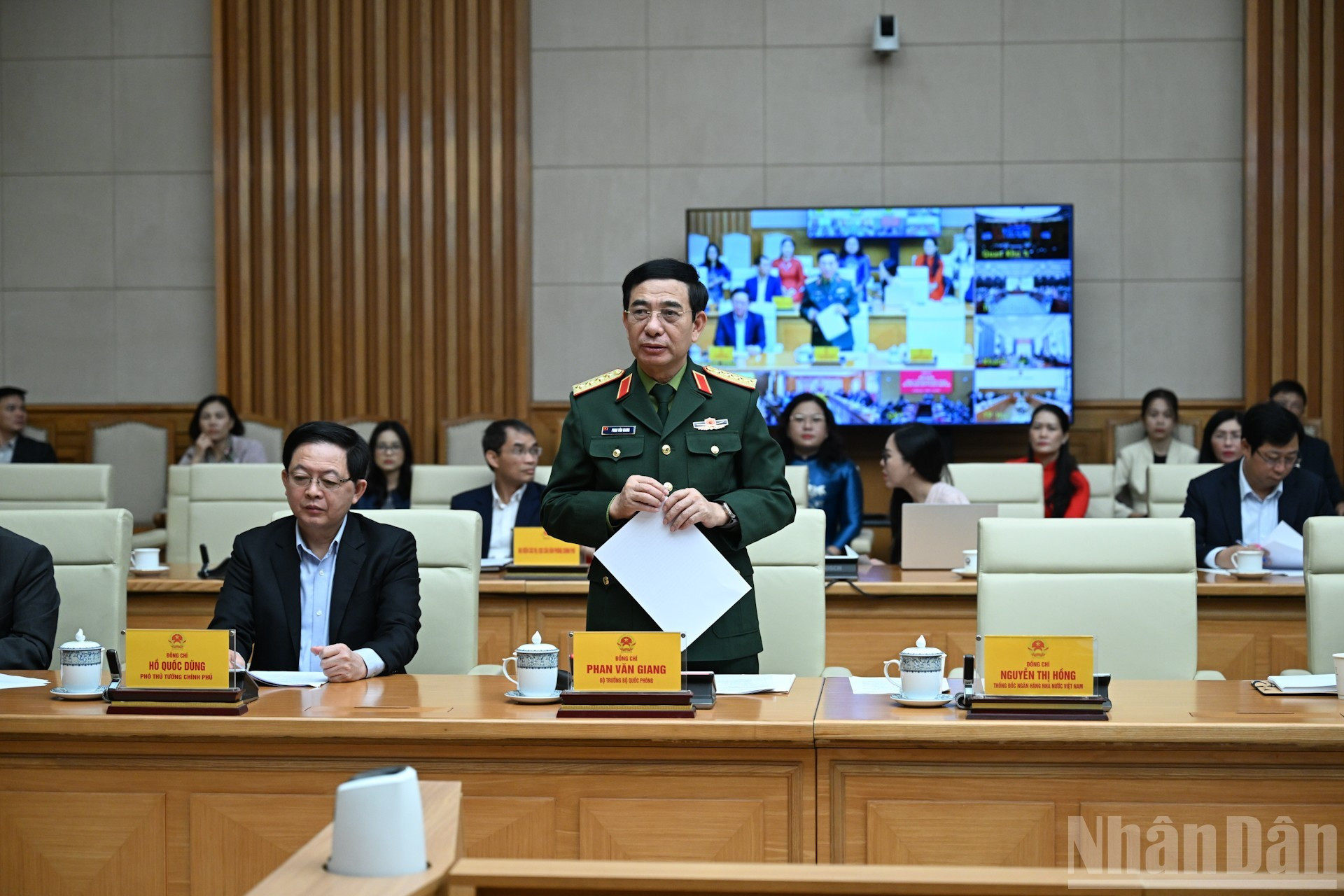 El general Phan Van Giang, ministro de Defensa, interviene en la cita.