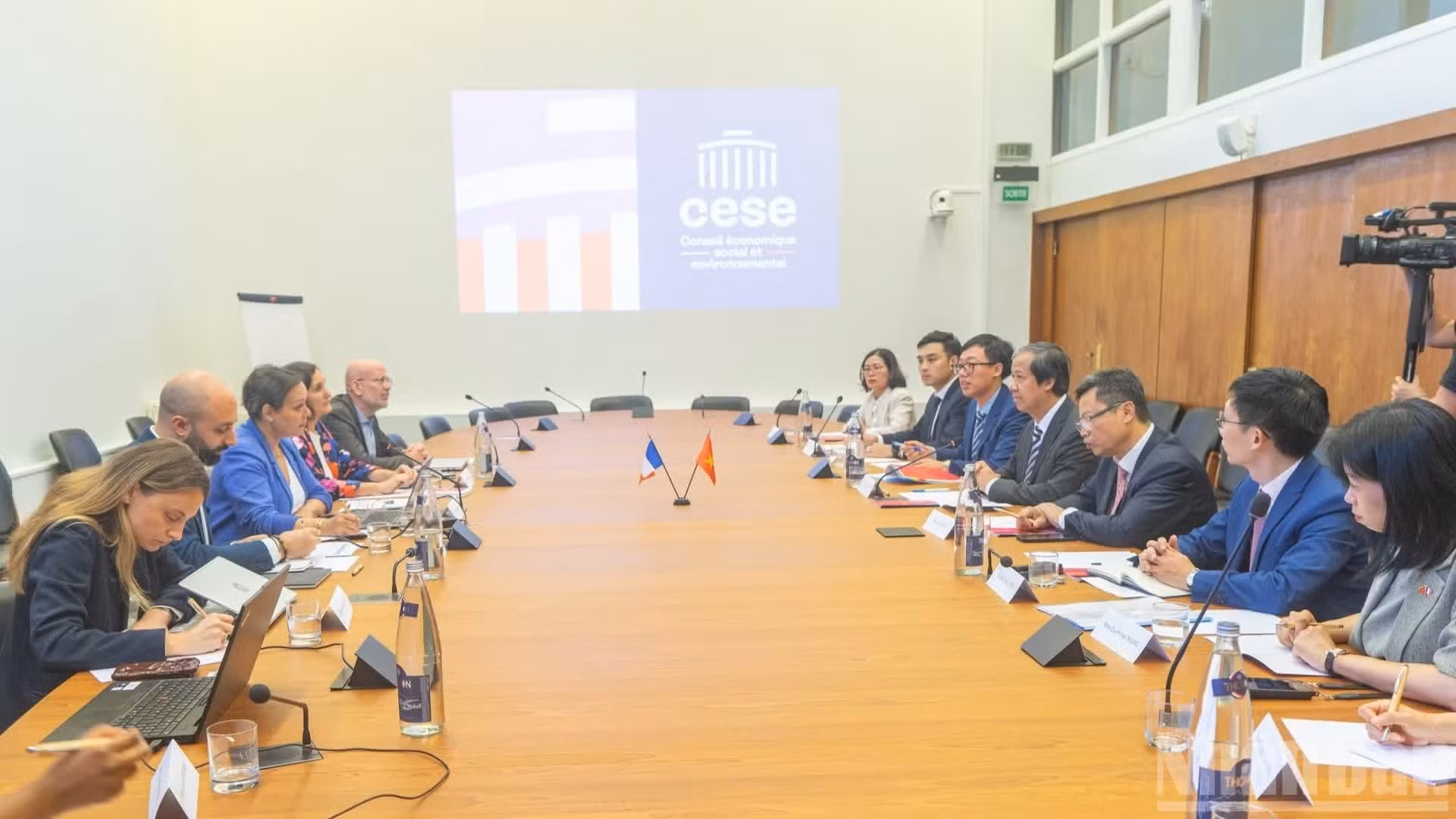 Ese mismo día, la delegación mantiene una sesión de trabajo con el Consejo Económico, Social y Ambiental de Francia (CESE). La vicepresidenta del Comité Ejecutivo del organismo, Shirley Billot, junto con dirigentes y expertos, recibió a la delegación vietnamita.