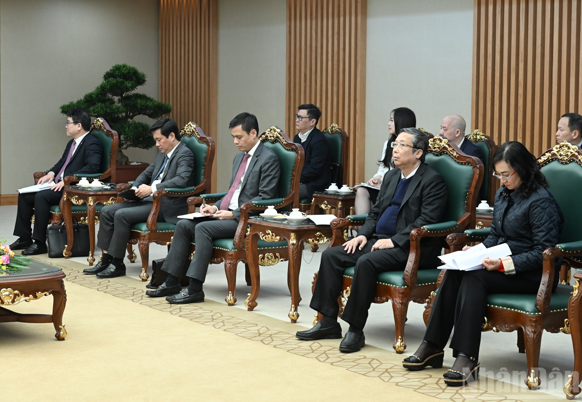 Representantes de los ministerios y sectores del Gobierno de Vietnam en el encuentro.