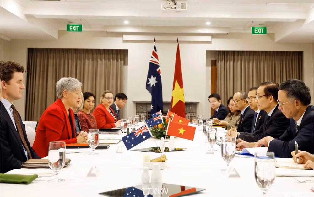 La ministra de Relaciones Exteriores de Australia, Penny Wong, y la delegación de su país en la conferencia. (Foto: VNA)