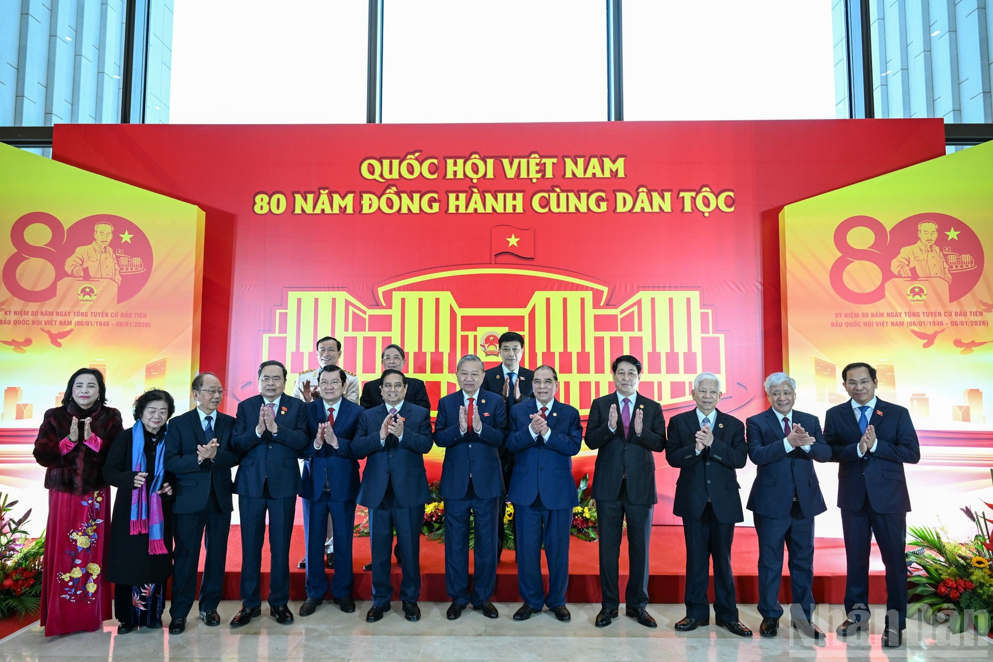 El secretario general del PCV, To Lam; el presidente del Estado, Luong Cuong; el primer ministro, Pham Minh Chinh; el presidente de la Asamblea Nacional, Tran Thanh Man; el miembro permanente del Secretariado del PCV, Tran Cam Tu, y los delegados en el acto. 