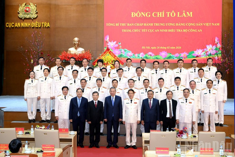 To Lam, junto con los dirigentes del Partido y del Estado y los cuadros de la Agencia de Seguridad e Investigación del Ministerio de Seguridad Pública.