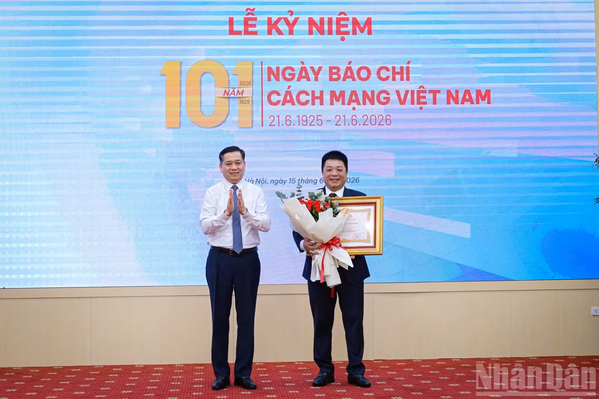 Nguyen Long Hai, subsecretario permanente del Comité partidista de los Órganos Centrales del PCV, entrega la Orden del Trabajo y el Certificado de Mérito del Presidente de Vietnam a Que Dinh Nguyen, vicepresidente-editor del periódico Nhan Dan.