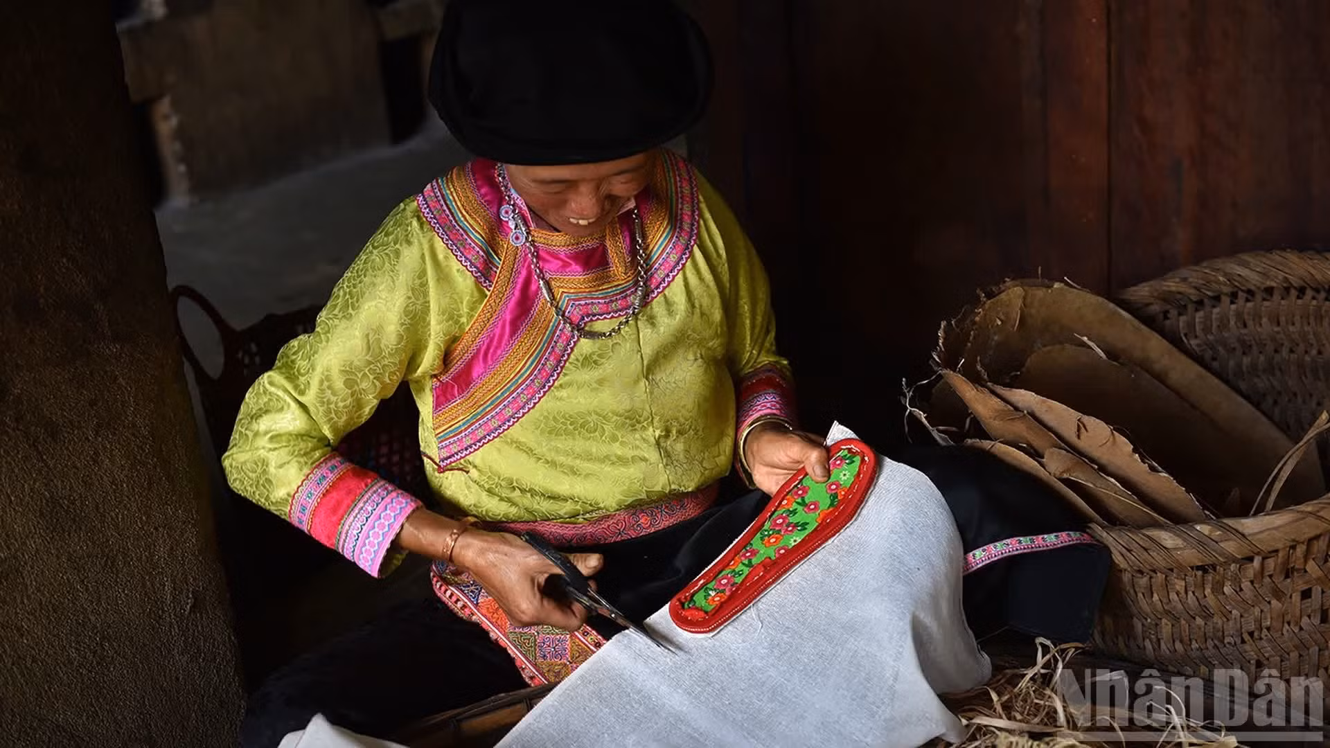 Con tijeras afiladas se recorta el revestimiento siguiendo el diseño trazado. (Foto: VU LINH)