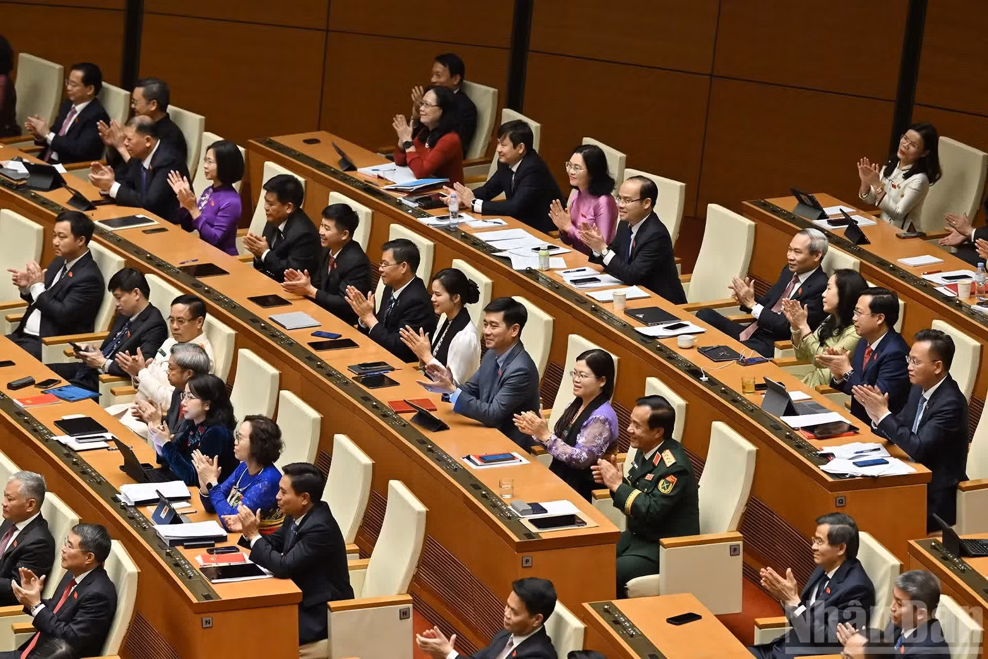 Delegados felicitan a Tran Thanh Man.