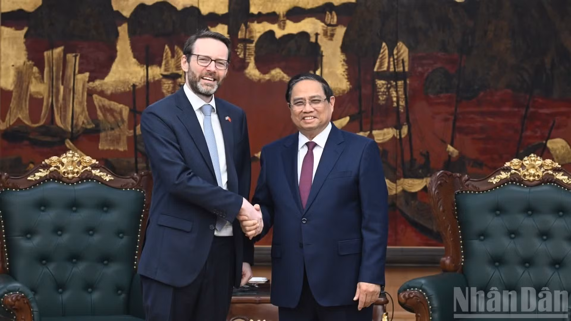 El primer ministro Pham Minh Chinh y el embajador del Reino Unido de Gran Bretaña e Irlanda del Norte en Vietnam, Iain Frew.
