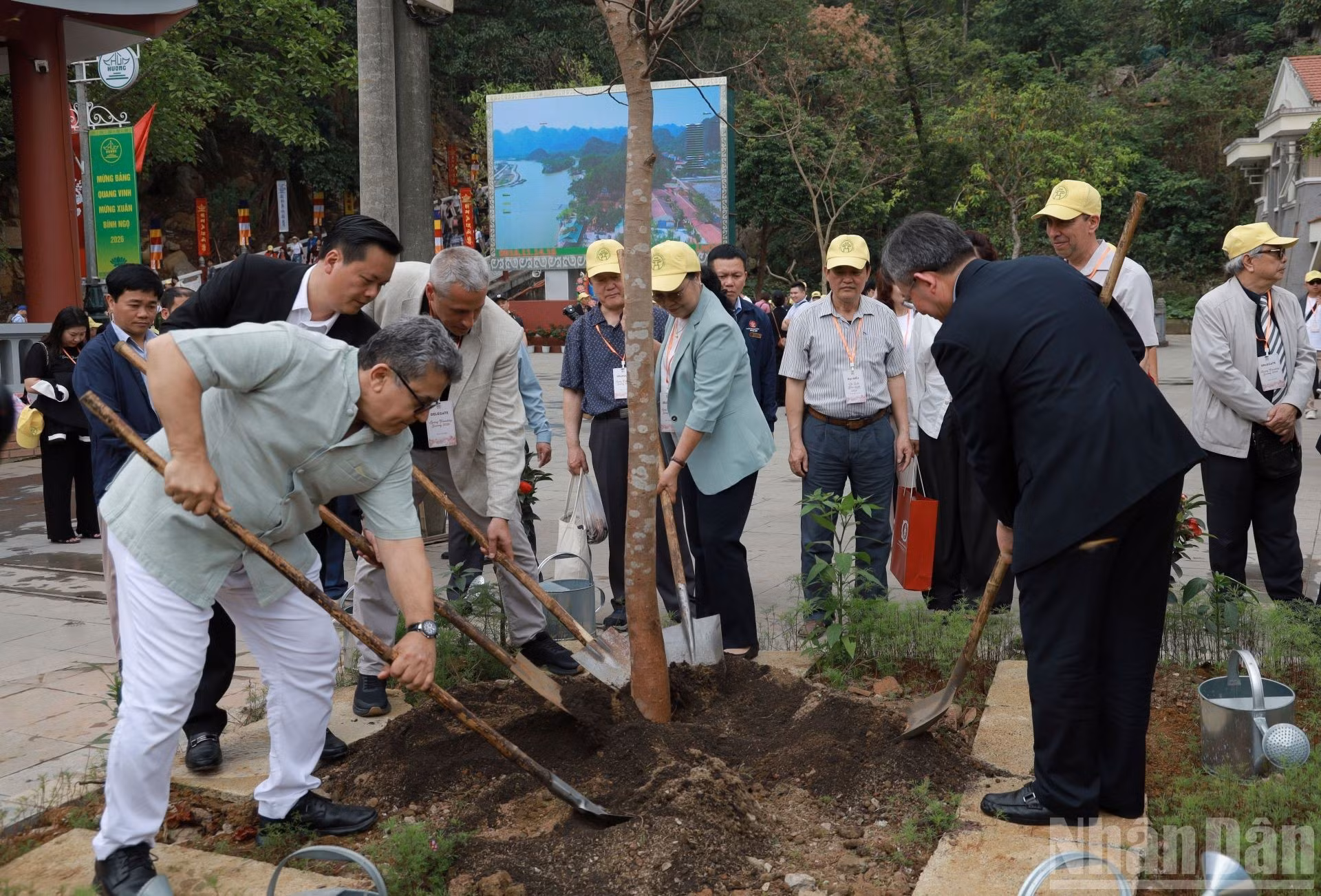Los embajadores y delegados internacionales participan en la plantación de árboles conmemorativos en la zona de la pagoda Thien Tru.