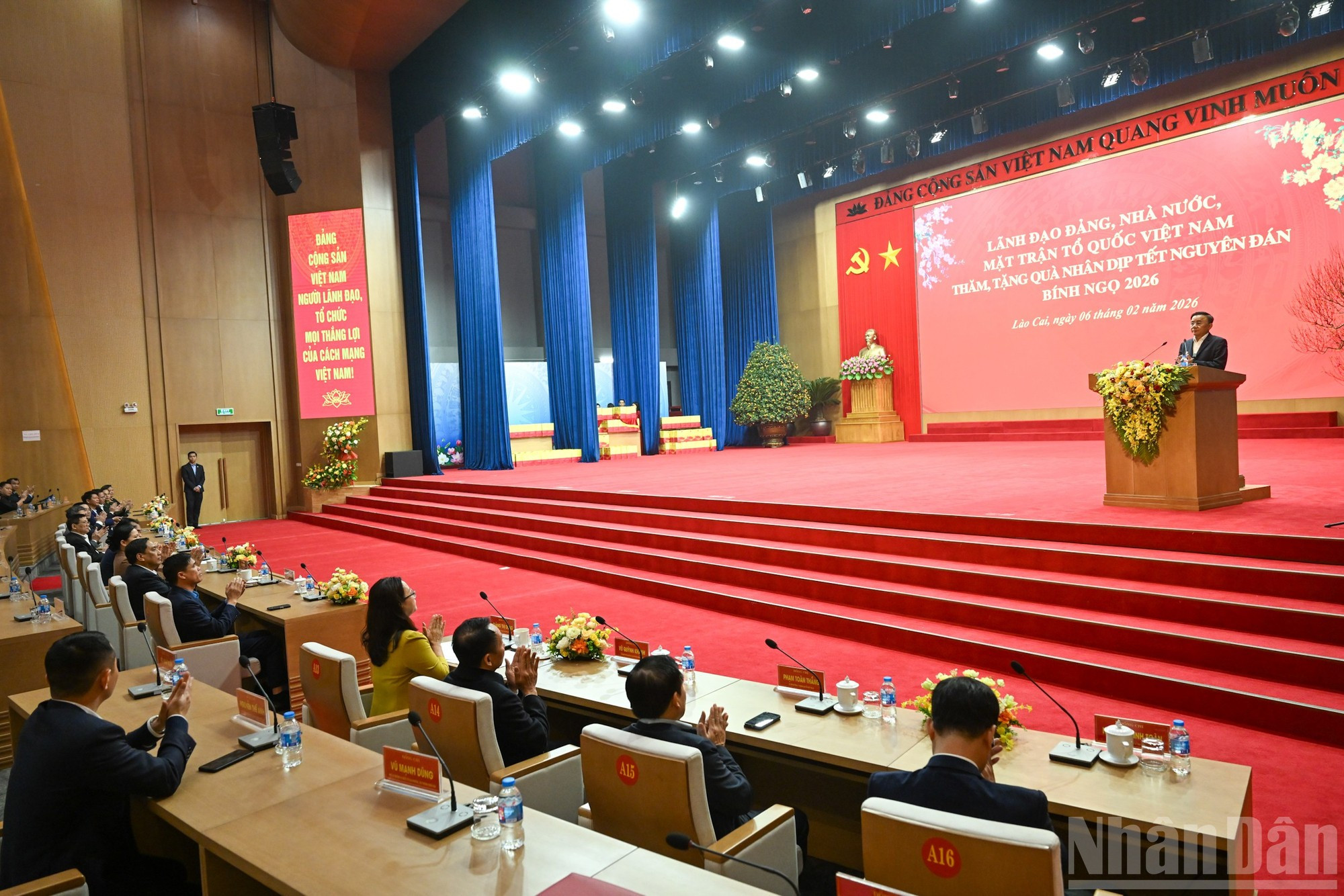Con motivo del Tet, Tran Cam Tu y la delegación del Comité Central del PCV visitan y entregan obsequios a familias beneficiarias de políticas sociales, hogares pobres, trabajadores en situación difícil y efectivos de las fuerzas armadas de Lao Cai.