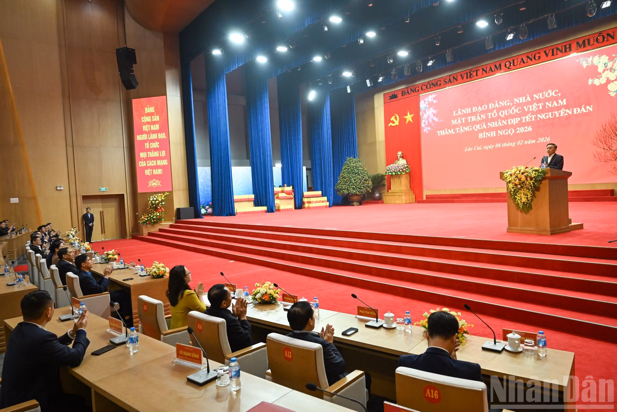Con motivo del Tet, Tran Cam Tu y la delegación del Comité Central del PCV visitan y entregan obsequios a familias beneficiarias de políticas sociales, hogares pobres, trabajadores en situación difícil y efectivos de las fuerzas armadas de Lao Cai.