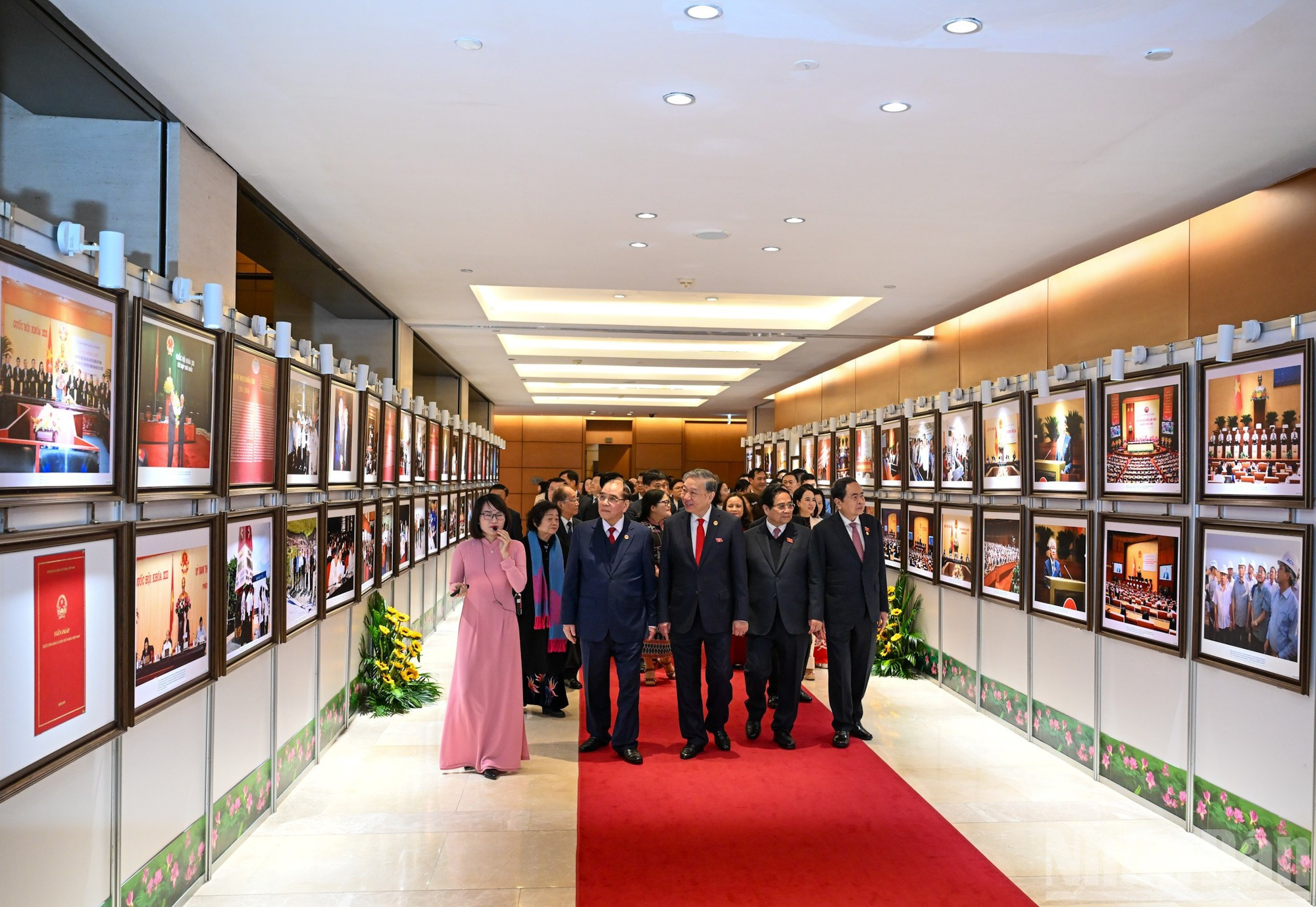 El secretario general del PCV, To Lam, junto con dirigentes y exlíderes del Partido y del Estado, visita la exposición.