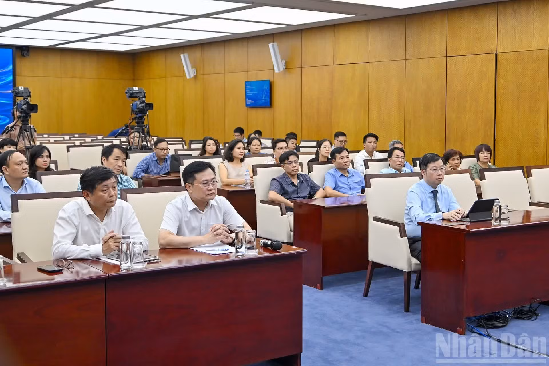 Nguyen Thanh Lam, director general de la Televisión Nacional de Vietnam, y delegados asisten al debate.
