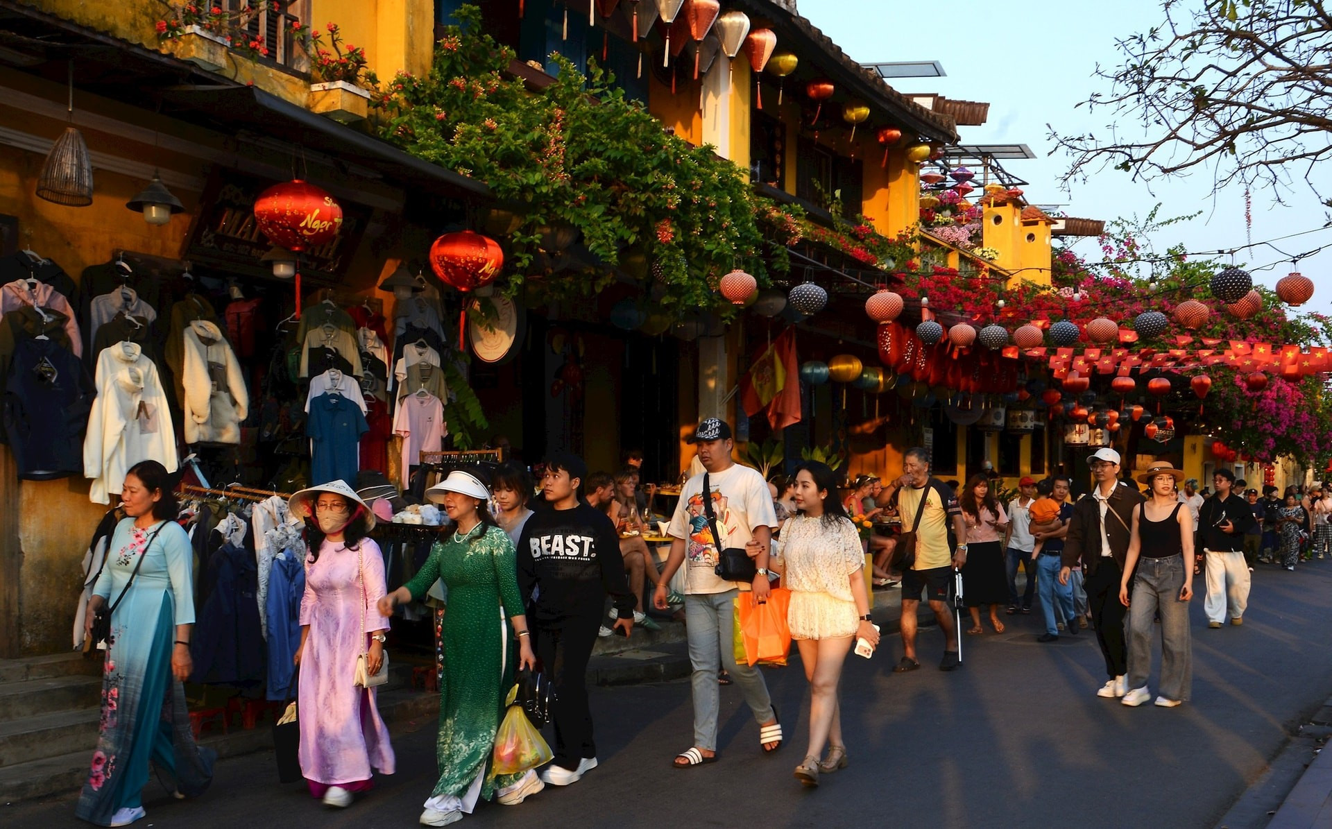La luz del atardecer tiñe de dorado las calles