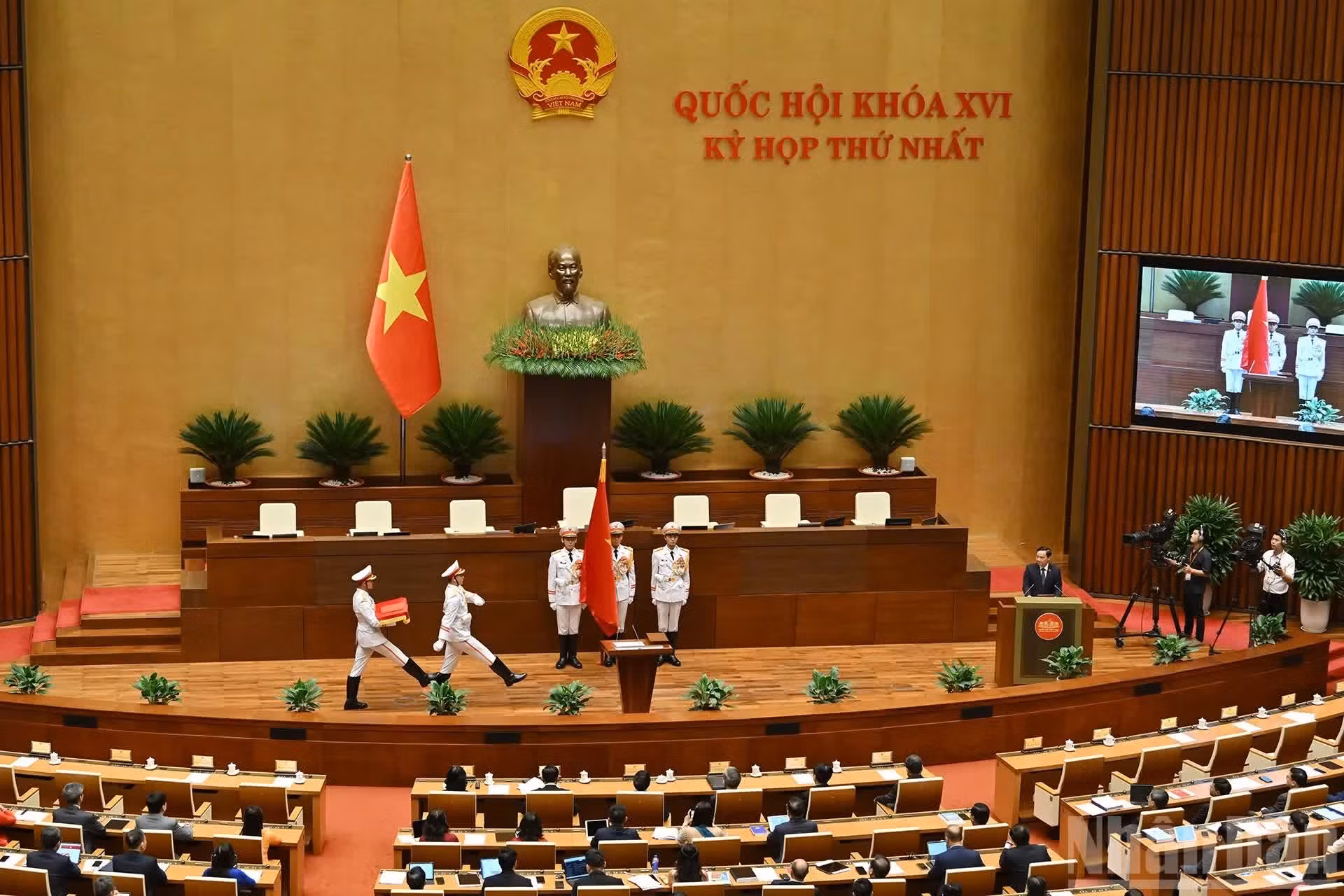 La ceremonia se organiza de manera solemne.