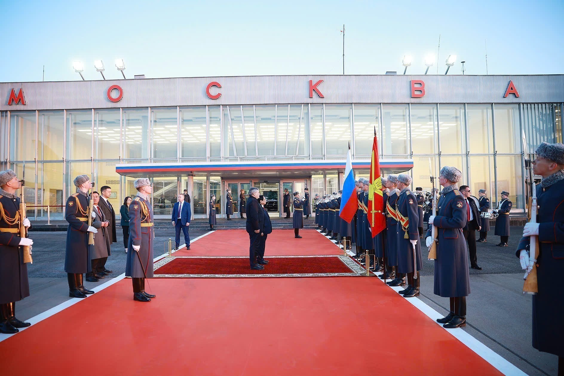 Ceremonia de despedida del primer ministro vietnamita en el aeropuerto Vnukovo 2, en Moscú. (Foto: Duong Giang/TTXVN)