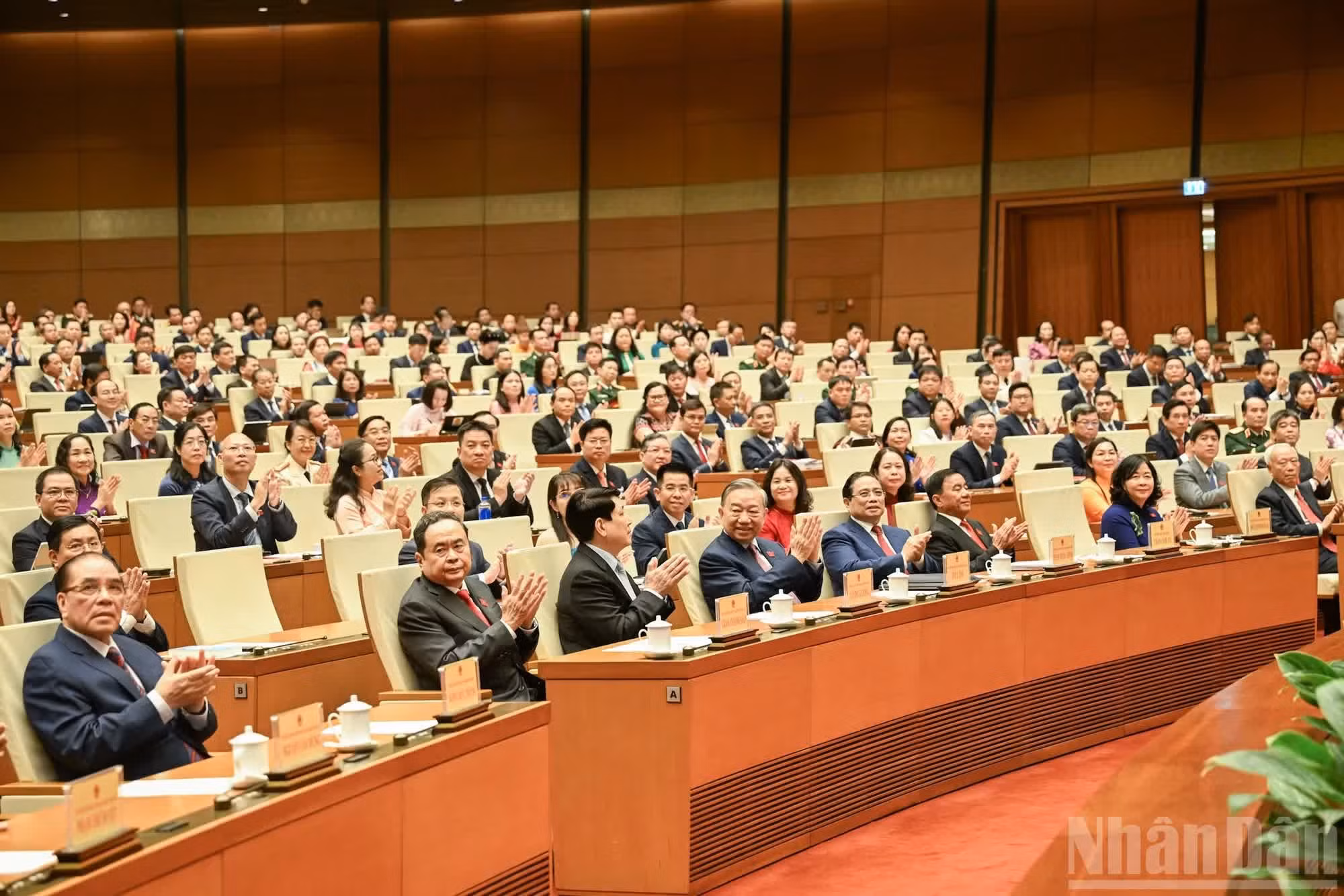 El secretario general del PCV, To Lam, el presidente Luong Cuong, el primer ministro Pham Minh Chinh, el presidente de la Asamblea Nacional Tran Thanh Man, el miembro permanente del Comité Central del PCV, Tran Cam Tu, junto con otros líderes, exlíderes del Partido y del Estado, y delegados de la Asamblea Nacional, asisten a la sesión inaugural.
