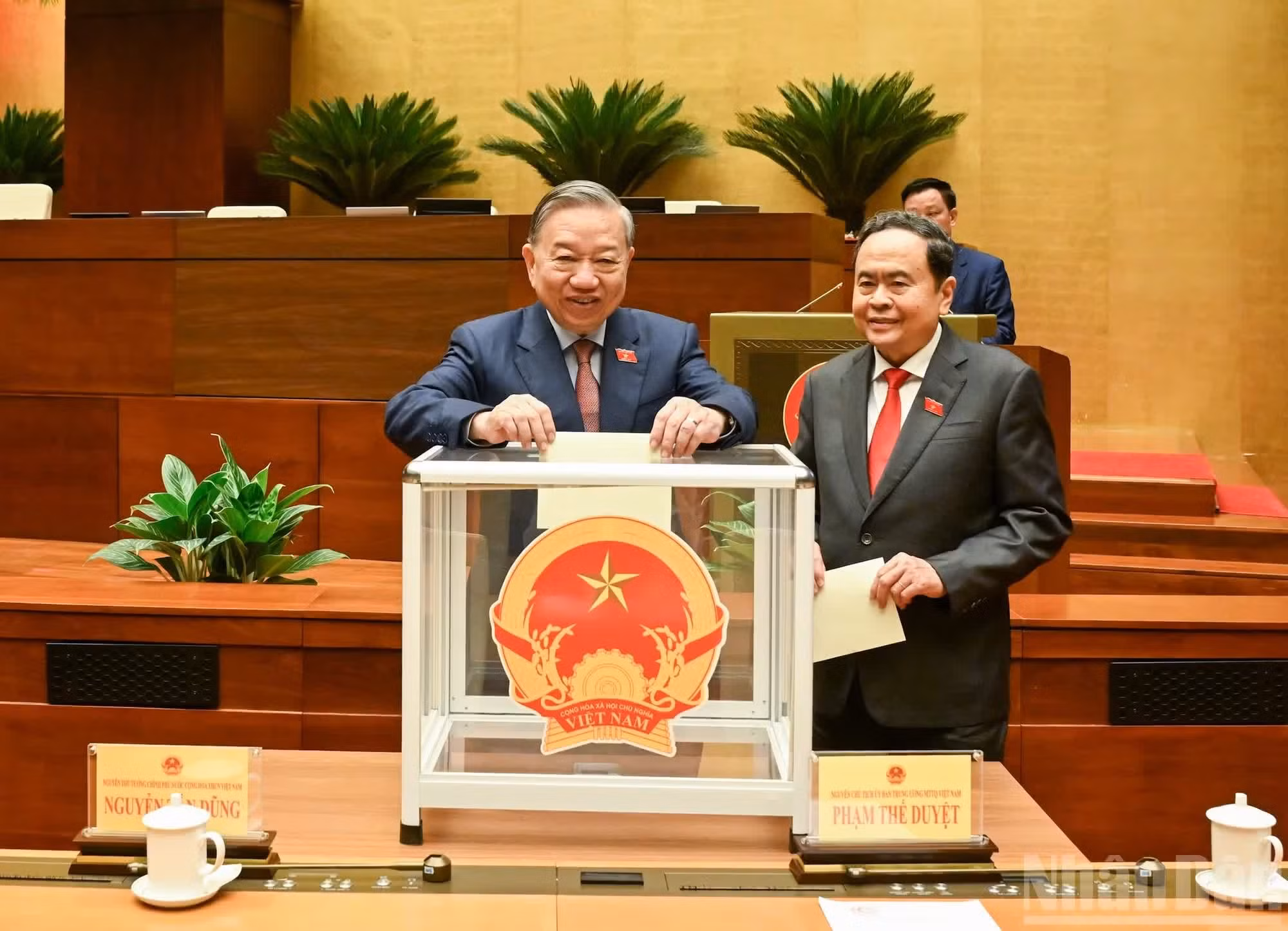 El secretario general del PCV, To Lam, y el presidente de la Asamblea Nacional de la XV legislatura, Tran Thanh Man, votan para elegir al titular de la Asamblea Nacional de la XVI legislatura.