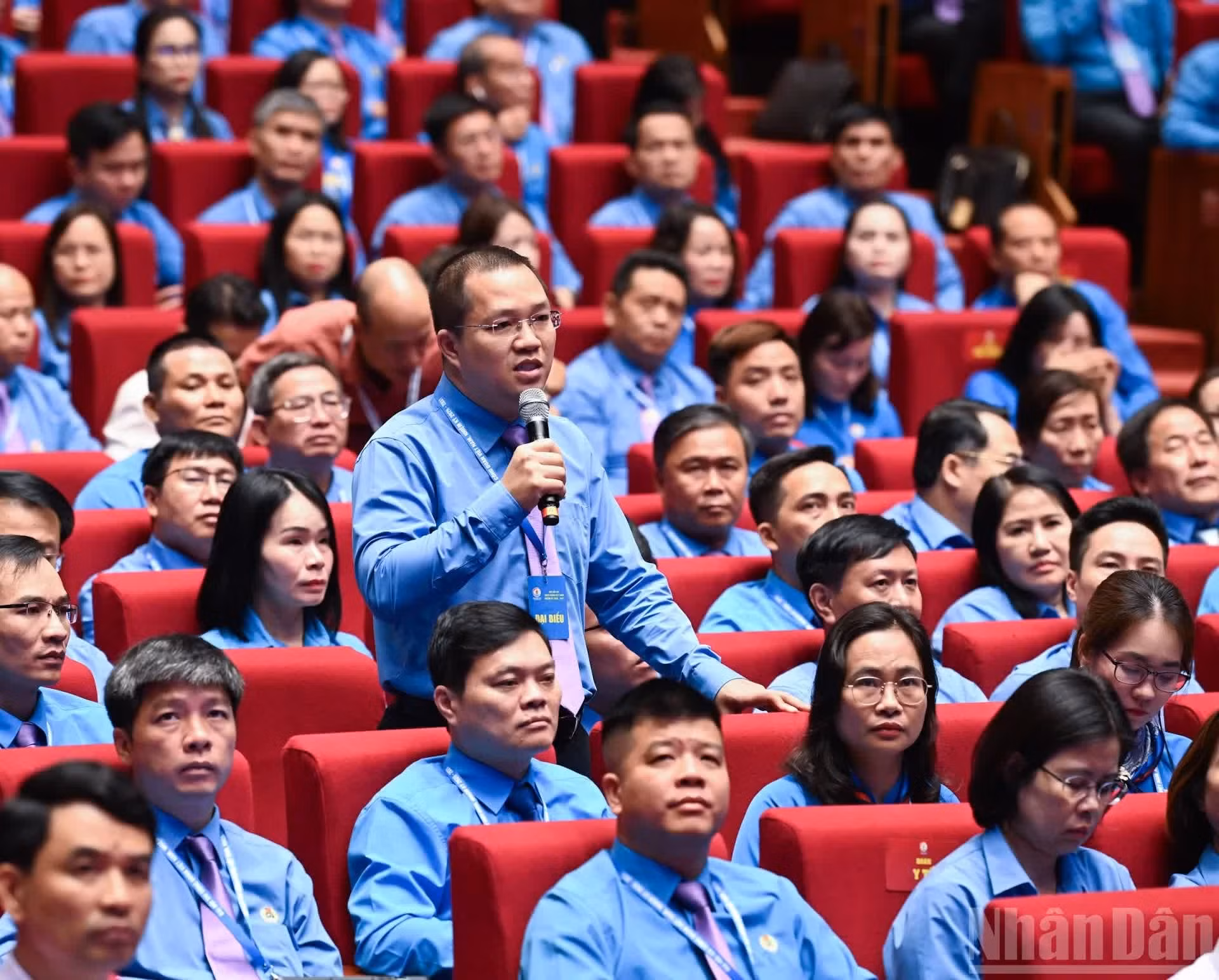 Le Dinh Luong, presidente del Sindicato de la Universidad de Tecnología de Ciudad Ho Chi Minh (Federación del Trabajo de Ciudad Ho Chi Minh), interviene en la cita.