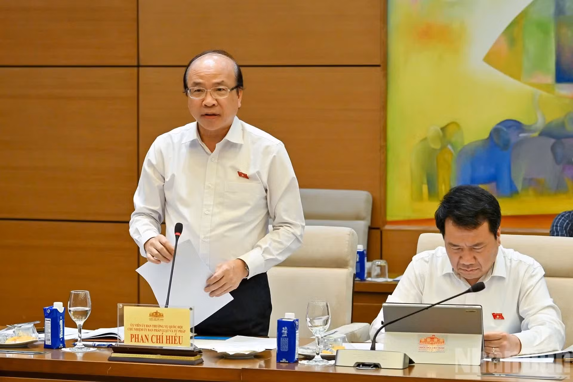 El presidente de la Comisión de Jurídica y Judicial, Phan Chi Hieu, interviene en la reunión.