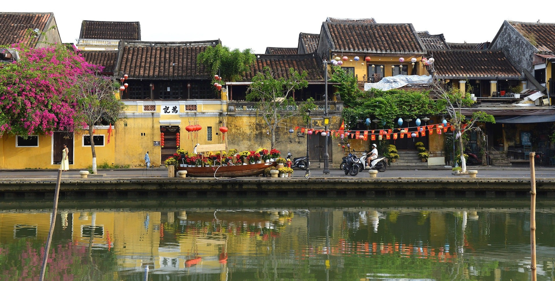 En la mañana del 23 de febrero, Hoi An luce tranquila bajo la luz del sol naciente, a orillas del romántico río Hoai.